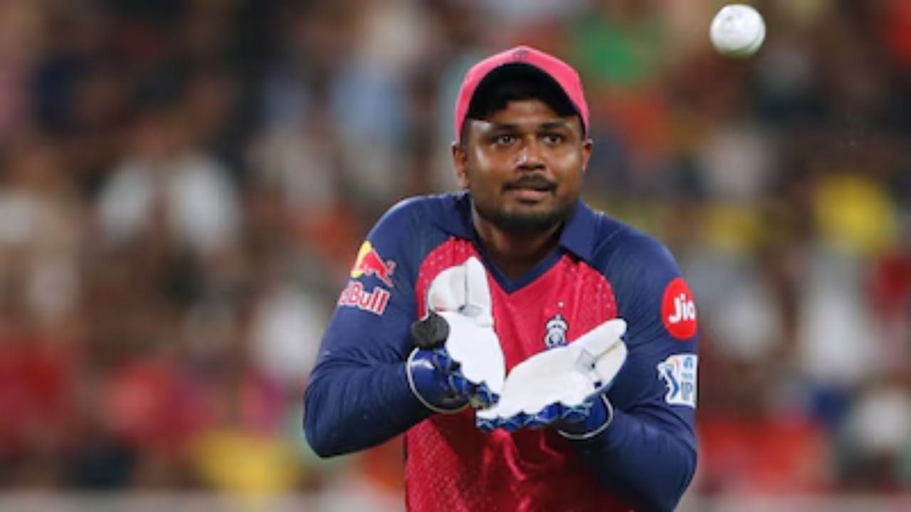 ಇದೀಗ ಕೇಳಿಬಂದಿರುವ ಹೊಸ ಮಾಹಿತಿಯ ಪ್ರಕಾರ, ಸಂಜು ಸ್ಯಾಮ್ಸನ್​ರನ್ನು ತಂಡಕ್ಕೆ ಸೇರಿಸಿಕೊಳ್ಳಲು ಚೆನ್ನೈ ಸೂಪರ್ ಕಿಂಗ್ಸ್ ಫ್ರಾಂಚೈಸಿ ಮುಂದಾಗಿದ್ದು, ಈ ಬಗ್ಗೆ ರಾಜಸ್ಥಾನ್ ಬಳಿ ಮಾತುಕತೆ ನಡೆಸಿದೆ ಎಂದು ಹೇಳಲಾಗುತ್ತಿದೆ. ಅಲ್ಲದೆ ರಾಜಸ್ಥಾನ್ ರಾಯಲ್ಸ್ ಕೂಡ ಸಂಜು ಸ್ಯಾಮ್ಸನ್ ಬದಲಿಗೆ ಬೇರೆ ಆಟಗಾರನಿಗಾಗಿ ಸಿಎಸ್​ಕೆ ಬಳಿ ಬೇಡಿಕೆ ಇಟ್ಟಿದೆ ಎನ್ನಲಾಗುತ್ತಿದೆ. 