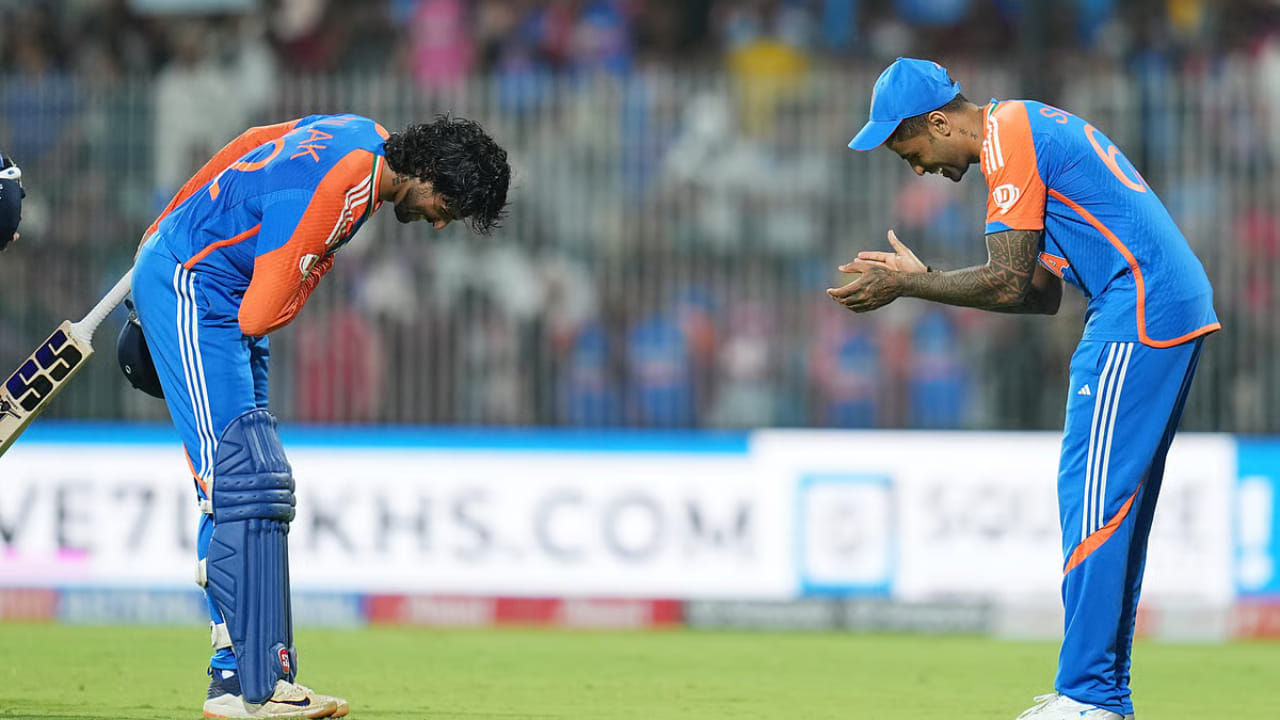 ಇನ್ನು ಸಂಜುರನ್ನು ಆರಂಭಿಕನಾಗಿ ಅಲ್ಲದೆ ಬೇರೆ ಕ್ರಮಾಂಕದಲ್ಲಿ ಆಡಿಸಬಹುದು ಅಂದುಕೊಂಡರೆ, ಅದು ಕೂಡ ಆಗದ ಮಾತು. ಏಕೆಂದರೆ, ಬ್ಯಾಟಿಂಗ್ ಕ್ರಮಾಂಕದಲ್ಲಿ ಎಡ, ಬಲ ಸಂಯೋಜನೆಯನ್ನು ಪರಿಗಣನೆಗೆ ತೆಗದುಕೊಂಡರೆ, ತಿಲಕ್ ವರ್ಮಾ ಮೂರನೇ ಕ್ರಮಾಂಕದಲ್ಲಿ ಬರಲಿದ್ದಾರೆ. ಆ ಬಳಿಕ ಸೂರ್ಯ, ಶಿವಂ ದುಬೆ, ಹಾರ್ದಿಕ್ ಪಾಂಡ್ಯ ಬರಲಿದ್ದಾರೆ. 