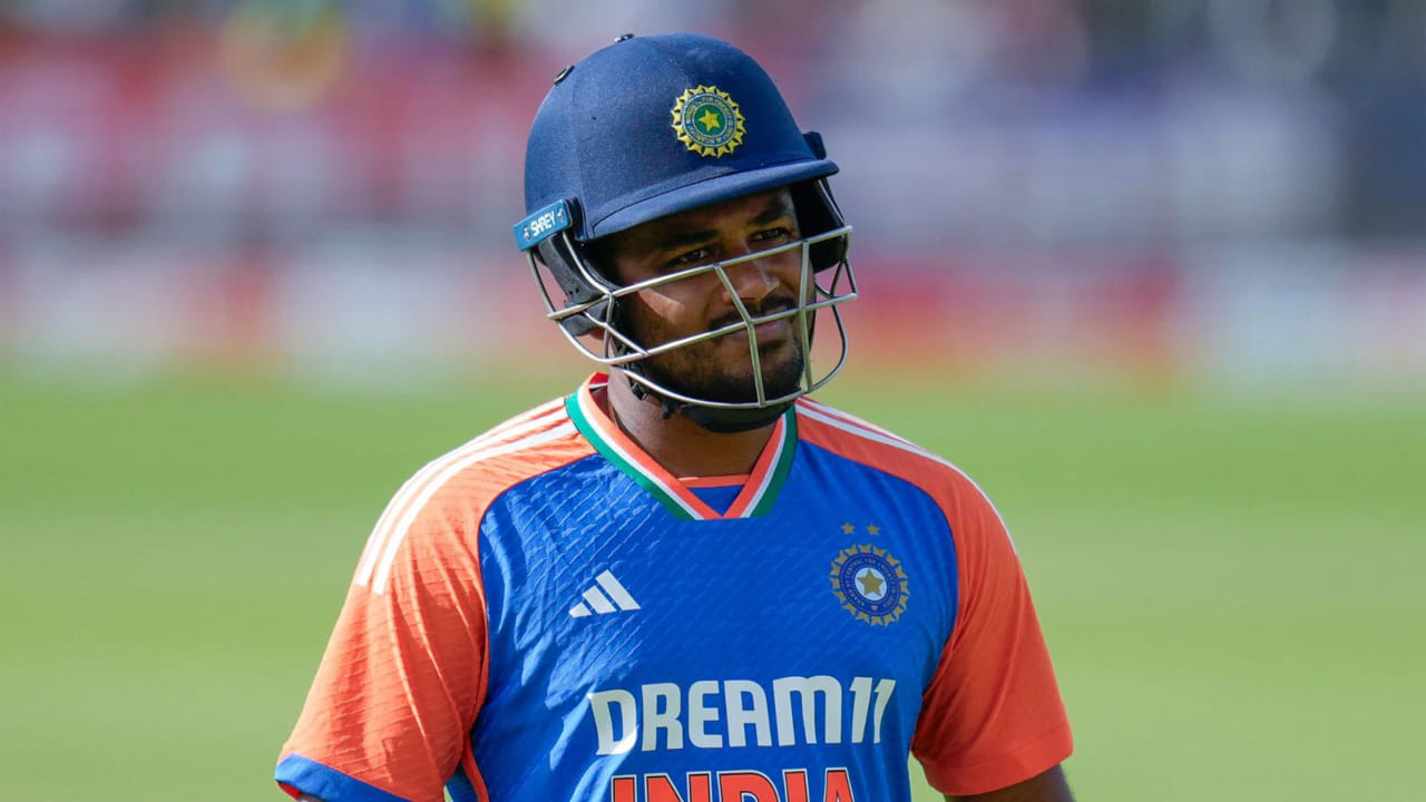 2025 ರ ಏಷ್ಯಾಕಪ್ಗೆ ಭಾರತ ಟಿ20 ತಂಡವನ್ನು ಆಯ್ಕೆ ಮಾಡಲಾಗಿದೆ. ಮೀಸಲು ಆಟಗಾರರು ಸೇರಿದಂತೆ ಒಟ್ಟು 20 ಸದಸ್ಯರನ್ನು ಈ ಟೂರ್ನಿಗೆ ಆಯ್ಕೆ ಮಾಡಲಾಗಿದೆ. ಆದಾಗ್ಯೂ ಆಯ್ಕೆಯಾಗಿರುವ ಈ 20 ಆಟಗಾರರಲ್ಲಿ ಆಡುವ ಹನ್ನೊಂದರ ಬಳಗದಲ್ಲಿ ಯಾರಿಗೆ ಅವಕಾಶ ಸಿಗುತ್ತದೆ ಎಂಬುದು ಪ್ರಶ್ನೆಯಾಗಿದೆ. ಕೆಲವರ ಸ್ಥಾನ ಈಗಾಗಲೇ ಖಚಿತವಾಗಿದೆಯಾದರೂ, ಇನ್ನು ಕೆಲವರು ತಮ್ಮ ಸ್ಥಾನವನ್ನು ಮಾತ್ರವಲ್ಲದೆ ಪ್ಲೇಯಿಂಗ್ 11 ನಿಂದಲೂ ಹೊರಬೀಳುವ ಸಾಧ್ಯತೆಗಳಿವೆ.