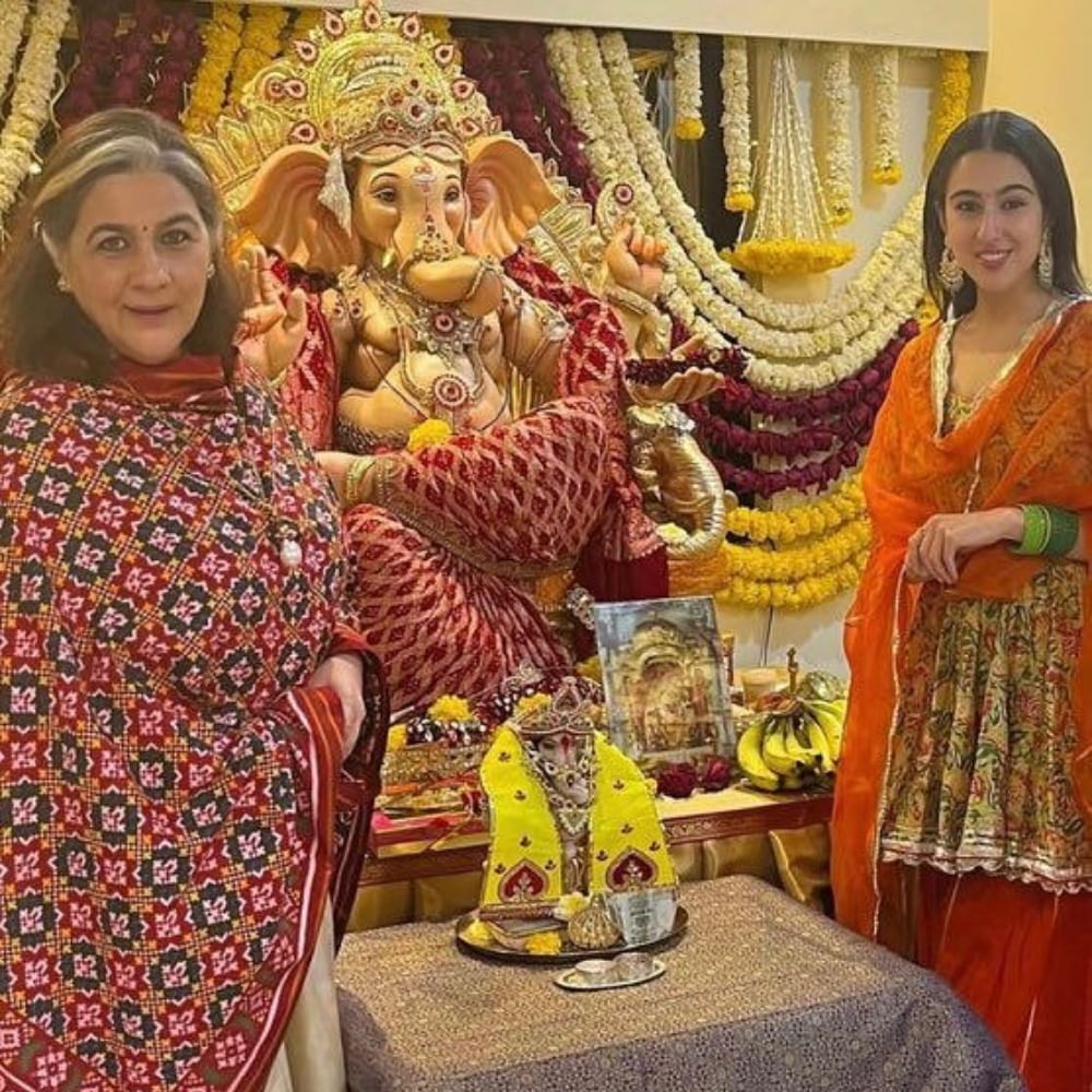 ಸಾರಾ ಅಲಿ ಖಾನ್ ಮುಸ್ಲಿಂ ಧರ್ಮದವರು. ಅವರ ತಂದೆ ಸೈಫ್ ಮುಸ್ಲಿಂ. ಆದರೆ, ತಾಯಿ ಹಿಂದೂ. ಈ ಕಾರಣದಿಂದ ಸಾರಾ ಅವರು ಹಿಂದೂ ಧರ್ಮವನ್ನು ಆಚರಿಸಲು ಇಷ್ಟಪಡುತ್ತಾರೆ. ಅವರು ಗಣೇಶ ಚತುರ್ಥಿ ಆಚರಿಸಿದ್ದಾರೆ. 