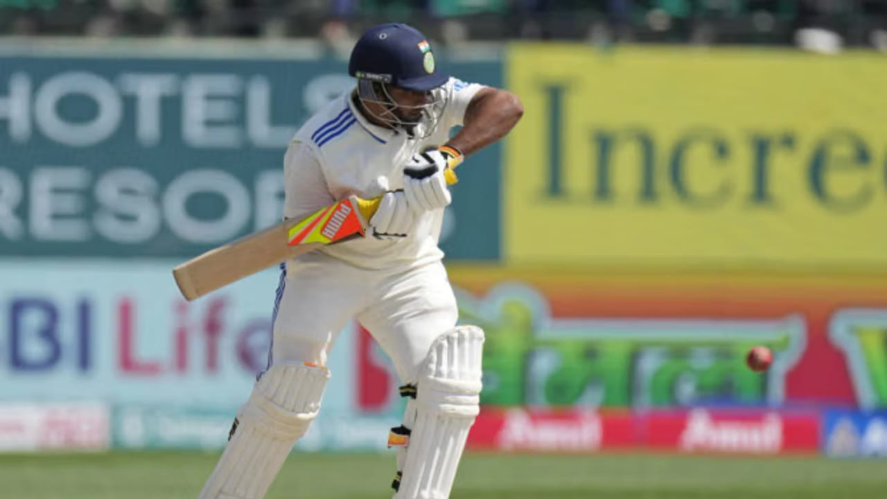 ಮುಂಬೈ ತಂಡದ ಪರ5ನೇ ಕ್ರಮಾಂಕದಲ್ಲಿ ಬ್ಯಾಟಿಂಗ್​ಗಿಳಿದಿದ್ದ ಸರ್ಫರಾಜ್ ಖಾನ್ ಶತಕ ತಮ್ಮ ಪೂರೈಸಿದರು. ವಾಸ್ತವವಾಗಿ ಸರ್ಫರಾಜ್ ಬ್ಯಾಟಿಂಗ್ ಮಾಡಲು ಬಂದಾಗ ಮುಂಬೈ ತಂಡ 98 ರನ್‌ಗಳಿಗೆ ಮೂರು ವಿಕೆಟ್‌ಗಳನ್ನು ಕಳೆದುಕೊಂಡಿತ್ತು . ಇದರ ನಂತರ, ಸರ್ಫರಾಜ್ ಖಾನ್ ತಂಡದ ಇನ್ನಿಂಗ್ಸ್ ನಿಭಾಯಿಸಿ ಬಿರುಸಿನ ಶತಕ ಸಿಡಿಸಿದರು. 