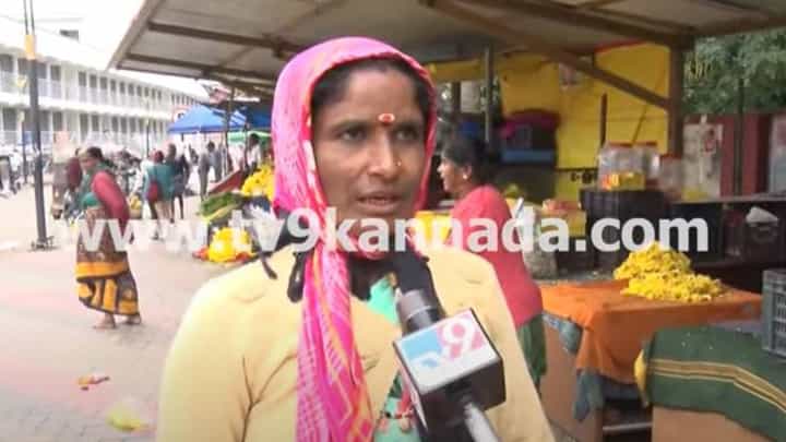 ಗೃಹಲಕ್ಷ್ಮಿ ಯೋಜನೆ ಹಣ ಮೂರು ತಿಂಗಳಿಂದ ಜಮೆಯಾಗಿಲ್ಲ ಎನ್ನುವ ಹಾಸನದ ಹೂವಾಡಗಿತ್ತಿ ಗೃಹಲಕ್ಷ್ಮಿ ಯೋಜನೆ ಹಣ ಮೂರು ತಿಂಗಳಿಂದ ಜಮೆಯಾಗಿಲ್ಲ ಎನ್ನುವ ಹಾಸನದ ಹೂವಾಡಗಿತ್ತಿ