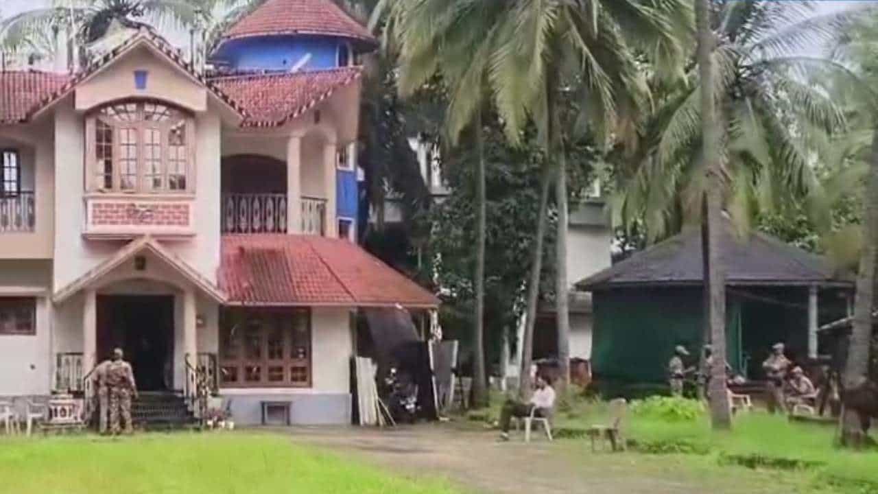 ಇಡಿ ದಾಳಿ: ಸಂಪರ್ಕಕ್ಕೆ ಸಿಗದ ಸತೀಶ್ ಸೈಲ್, ಅಜ್ಞಾತ ಸ್ಥಳಕ್ಕೆ ತೆರಳಿದ ಕಾಂಗ್ರೆಸ್ ಶಾಸಕ ಇಡಿ ದಾಳಿ: ಸಂಪರ್ಕಕ್ಕೆ ಸಿಗದ ಸತೀಶ್ ಸೈಲ್, ಅಜ್ಞಾತ ಸ್ಥಳಕ್ಕೆ ತೆರಳಿದ ಕಾಂಗ್ರೆಸ್ ಶಾಸಕ
