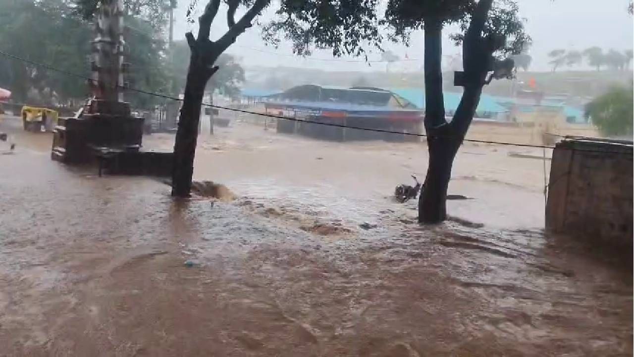 ರಭಸವಾಗಿ ಹರಿಯುತ್ತಿರುವ ಹಳ್ಳ: ಯಲ್ಲಮ್ಮನ ಗುಡ್ಡಕ್ಕೆ ಹೋಗುವ ರಸ್ತೆ ಬಂದ್​, ಪರ್ಯಾಯ ಮಾರ್ಗ ಇಲ್ಲಿದೆ