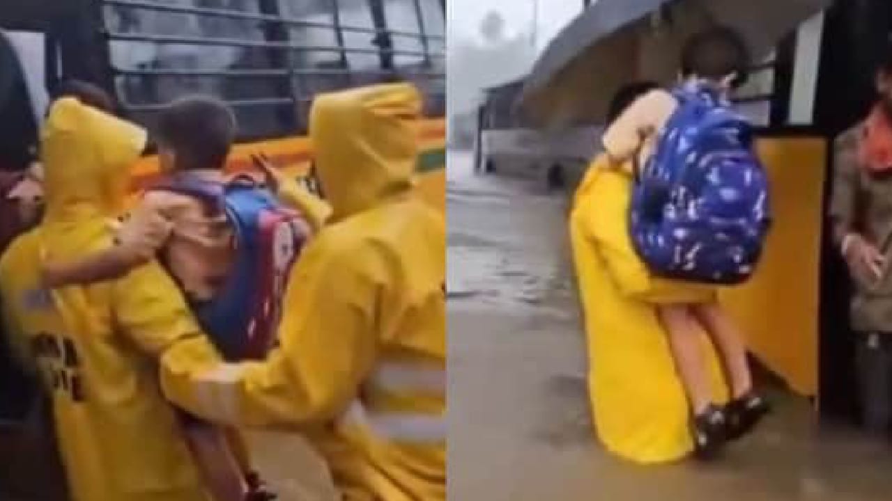 ಪ್ರವಾಹದಲ್ಲಿ ಸಿಲುಕಿದ್ದ ಶಾಲಾ ಮಕ್ಕಳನ್ನು ಕಾಪಾಡಿದ ಮುಂಬೈ ಪೊಲೀಸರು; ವಿಡಿಯೋ ವೈರಲ್