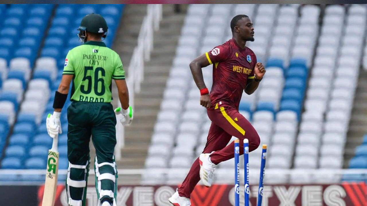 ಸೀಲ್ಸ್ ದಾಳಿಗೆ ನಲುಗಿದ ಪಾಕ್ ತಂಡ ಕೇವಲ 8 ರನ್​ಗಳಿಗೆ 3 ವಿಕೆಟ್ ಕಳೆದುಕೊಂಡಿತ್ತು. ಹೀಗಾಗಿ ಮಾಜಿ ನಾಯಕ ಬಾಬರ್ ಆಝಂ ಮೇಲೆ ಒಂದೊಳ್ಳೆ ಇನ್ನಿಂಗ್ಸ್​ನ ಜವಾಬ್ದಾರಿ ಇತ್ತು. ಆದರೆ ಸೀಲ್ಸ್ ಅಬ್ಬರದ ಮುಂದೆ ಬಾಬರ್ ಕೂಡ ಮಂಡಿಯೂರಿ 9 ರನ್​ಗಳಿಗೆ ಪೆವಿಲಿಯನ್ ಸೇರಿಕೊಂಡರು.