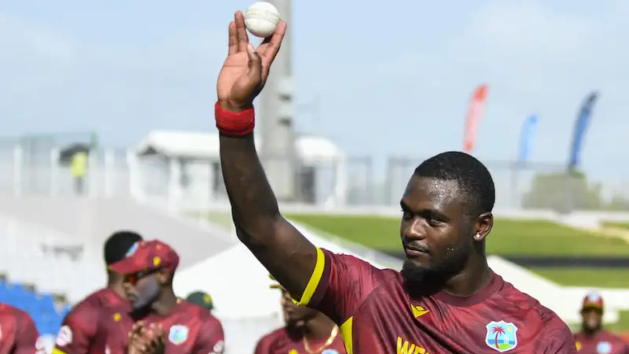 ಪಾಕಿಸ್ತಾನ ವಿರುದ್ಧದ ಮೂರನೇ ಏಕದಿನ ಪಂದ್ಯವನ್ನು ಆತಿಥೇಯ ವೆಸ್ಟ್ ಇಂಡೀಸ್ 202 ರನ್‌ಗಳಿಂದ ಗೆದ್ದುಕೊಂಡಿತು. ಈ ಗೆಲುವಿನೊಂದಿಗೆ ಏಕದಿನ ಸರಣಿಯನ್ನು 2-1 ಅಂತರದಿಂದ ವಶಪಡಿಸಿಕೊಂಡಿತು. ವಿಂಡೀಸ್​ನ ಈ ಗೆಲುವಿನಲ್ಲಿ ಮಾರಕ ವೇಗಿ ಜೇಡನ್ ಸೀಲ್ಸ್ ಅವರ ಪಾತ್ರ ಪ್ರಮುಖವಾಗಿತ್ತು. ಸೀಲ್ಸ್ ಮಾರಕ ದಾಳಿಗೆ ಪಾಕ್ ತಂಡದ 6 ಆಟಗಾರರು ಕೇವಲ 15 ರನ್​ಗಳಿಸಲಷ್ಟೇ ಶಕ್ತರಾದರು. 