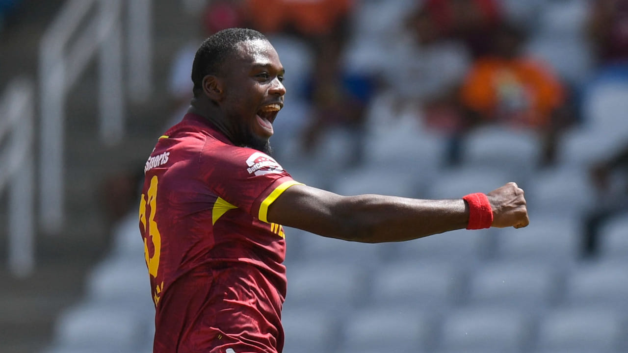 ಇಲ್ಲಿಗೆ ನಿಲ್ಲದ ಸೀಲ್ಸ್, ಕೆಳಕ್ರಮಾಂಕದ ಬ್ಯಾಟರ್​ಗಳಾದ ನಸೀಮ್ ಶಾರನ್ನು 6 ರನ್​ಗಳಿಗೆ ಪೆವಿಲಿಯನ್​ಗೆ ಕಳುಹಿಸಿದರೆ, ಆ ಬಳಿಕ ಬಂದ ಹಸನ್ ಅಲಿ ಅವರನ್ನು ಸಹ ಶೂನ್ಯಕ್ಕೆ ಔಟ್ ಮಾಡಿ ತಮ್ಮ 6 ವಿಕೆಟ್‌ಗಳನ್ನು ಪೂರ್ಣಗೊಳಿಸಿದರು. ಈ ಮೂಲಕ ಆಫ್ರಿಕಾ ಮಾಜಿ ವೇಗಿ ಡೇಲ್ ಸ್ಟೇನ್ ಅವರ 12 ವರ್ಷಗಳ ಹಳೆಯ ದಾಖಲೆಯನ್ನು ಪುಡಿಗಟ್ಟಿದರು.