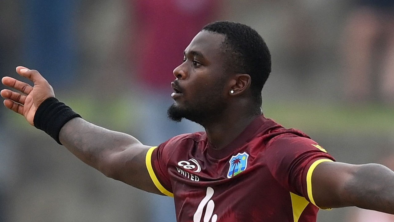 ಈ ಪಂದ್ಯದಲ್ಲಿ ಜೇಡೆನ್ ಸೀಲ್ಸ್ 7.2 ಓವರ್‌ ಬೌಲ್ ಮಾಡಿ ಕೇವಲ 18 ರನ್‌ ನೀಡಿ ಪ್ರಮುಖ 6 ವಿಕೆಟ್‌ಗಳನ್ನು ಕಬಳಿಸಿದರು. ಮೊದಲು ಸ್ಯಾಮ್ ಅಯೂಬ್ ಮತ್ತು ಅಬ್ದುಲ್ಲಾ ಶಫೀಕ್ ಅವರನ್ನು ಶೂನ್ಯಕ್ಕೆ ಔಟ್ ಮಾಡಿದ ಸೀಲ್ಸ್, ತಂಡದ ನಾಯಕ ಮೊಹಮ್ಮದ್ ರಿಜ್ವಾನ್​ಗೂ ಖಾತೆ ತೆರೆಯಲು ಅವಕಾಶ ನೀಡಲಿಲ್ಲ.
