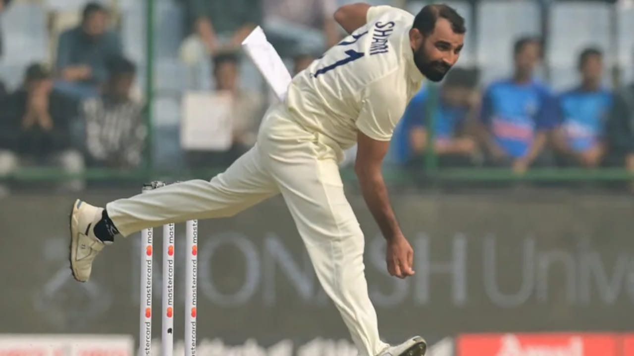 ಮೊಹಮ್ಮದ್ ಶಮಿ ಅವರ ಅನುಭವವನ್ನು ನೋಡಿದರೆ, ಈ ಟೂರ್ನಿಯಲ್ಲಿ ಅವರಿಂದ ಒಳ್ಳೆಯ ಪ್ರದರ್ಶನವನ್ನು ನಿರೀಕ್ಷಿಸಲಾಗಿತ್ತು. ಆದರೆ ದುಲೀಪ್ ಟ್ರೋಫಿಯಲ್ಲಿ ಪೂರ್ವ ವಲಯ ತಂಡದ ಪರ ಕಣಕ್ಕಿಳಿದಿದ್ದ ಶಮಿ ನಿರಾಸದಾಯಕ ಪ್ರದರ್ಶನ ನೀಡಿದರು. ತಂಡದ ಪರ ಎರಡೂ ಇನ್ನಿಂಗ್ಸ್​ಗಳಲ್ಲಿ 34 ಓವರ್ ಬೌಲ್ ಮಾಡಿದ ಶಮಿ ಕೇವಲ ಒಂದು ವಿಕೆಟ್ ಮಾತ್ರ ಪಡೆದರು.