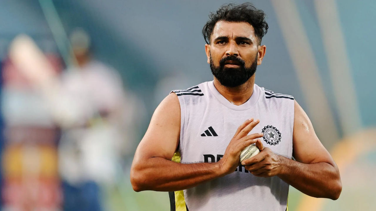 ಏಷ್ಯಾಕಪ್​ಗೆ ಭಾರತ ತಂಡವನ್ನು ಆಯ್ಕೆ ಮಾಡಿದಾಗ ಅನುಭವಿ ಮೊಹಮ್ಮದ್ ಶಮಿಗೆ ಸ್ಥಾನ ನೀಡದಿರುವುದು ಅವರ ಅಭಿಮಾನಿಗಳನ್ನು ಕೋಪಗೊಳ್ಳುವಂತೆ ಮಾಡಿತ್ತು. ಆದಾಗ್ಯೂ ಏಷ್ಯಾಕಪ್‌ನಲ್ಲಿ ಅವಕಾಶ ಸಿಗದಿದ್ದರೂ, ಆ ಬಳಿಕ ನಡೆಯಲ್ಲಿರುವ ವೆಸ್ಟ್ ಇಂಡೀಸ್ ವಿರುದ್ಧದ ಟೆಸ್ಟ್ ಸರಣಿಯಲ್ಲಿ ಸ್ಥಾನ ಪಡೆಯಲು ಮೊಹಮ್ಮದ್ ಶಮಿ ದುಲೀಪ್ ಟ್ರೋಫಿಯಲ್ಲಿ ಕಣಕ್ಕಿಳಿದಿದ್ದರು.
