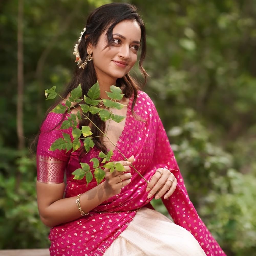 ಶಾನ್ವಿ ಶ್ರೀವಾಸ್ತವ ಅವರು ಹಬ್ಬದ ಸಮಯದಲ್ಲಿ ಹೊಸ ಸೀರೆ ಧರಿಸಿ ಫೋಟೋ ಹಂಚಿಕೊಂಡು ಅಭಿಮಾನಿಗಳಿಗೆ ಹಬ್ಬದ ಶುಭಾಶಯ ಕೋರಿದ್ದಾರೆ. ಅವರ ಫ್ಯಾನ್ಸ್ ಈ ಫೋಟೋಗಳನ್ನು ನೋಡಿ ಖುಷಿಪಟ್ಟಿದ್ದಾರೆ. ಫ್ಯಾನ್ಸ್ ಕಡೆಯಿಂದ ಫೋಟೋಗೆ ಲೈಕ್ಸ್ ಸಿಕ್ಕಿವೆ. 