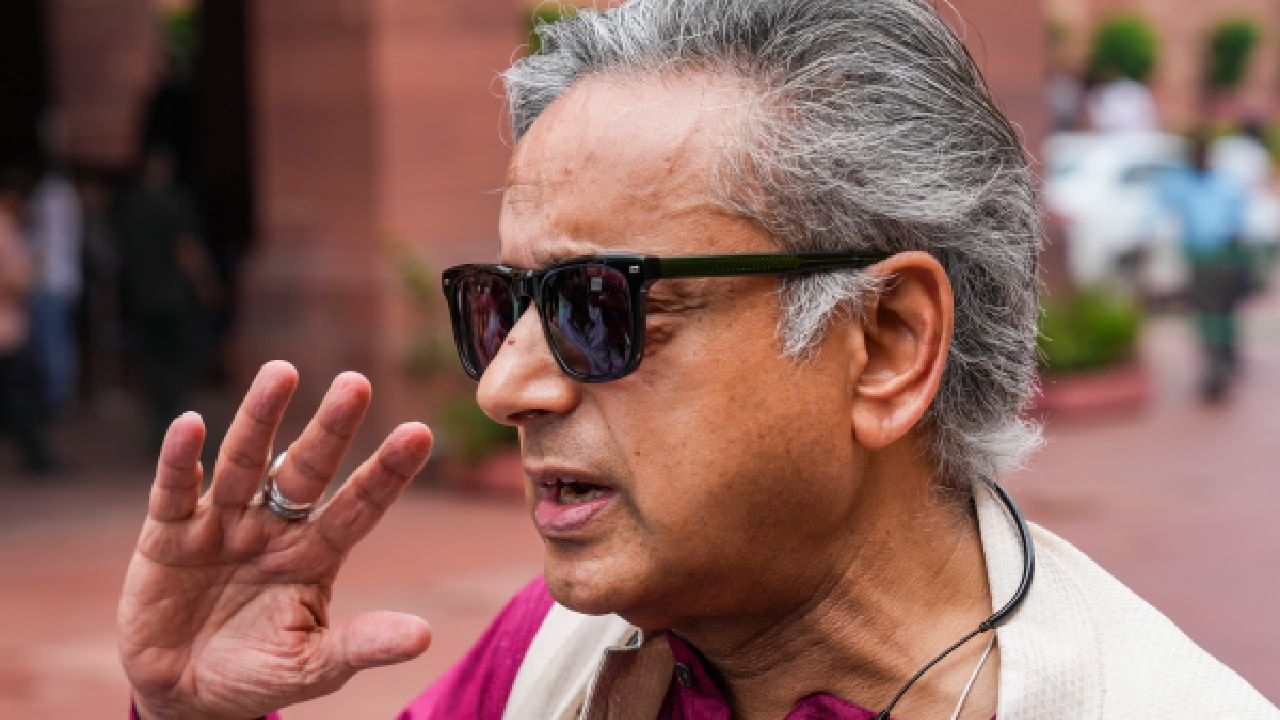 ಅಮೆರಿಕದ ಸರಕುಗಳ ಮೇಲೆ ಭಾರತವೂ ಶೇ.50ರಷ್ಟು ಸುಂಕ ವಿಧಿಸಬೇಕು; ಟ್ರಂಪ್ ವಿರುದ್ಧ ಶಶಿ ತರೂರ್ ಕಿಡಿ ಅಮೆರಿಕದ ಸರಕುಗಳ ಮೇಲೆ ಭಾರತವೂ ಶೇ.50ರಷ್ಟು ಸುಂಕ ವಿಧಿಸಬೇಕು; ಟ್ರಂಪ್ ವಿರುದ್ಧ ಶಶಿ ತರೂರ್ ಕಿಡಿ