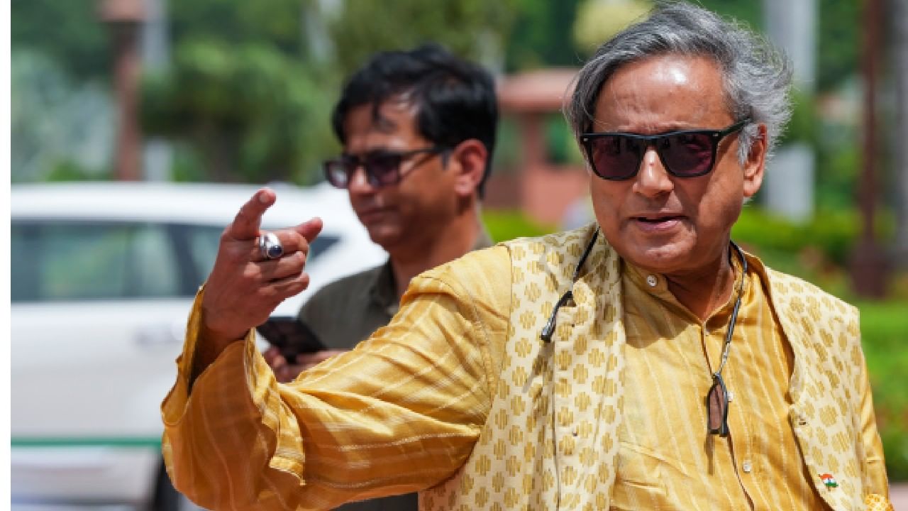 ವಿಪಕ್ಷಗಳ ವಿರೋಧದ ನಡುವೆಯೂ ಶುಭಾಂಶು ಶುಕ್ಲಾ ಸಾಧನೆಗೆ ಶಶಿ ತರೂರ್ ಮೆಚ್ಚುಗೆ ವಿಪಕ್ಷಗಳ ವಿರೋಧದ ನಡುವೆಯೂ ಶುಭಾಂಶು ಶುಕ್ಲಾ ಸಾಧನೆಗೆ ಶಶಿ ತರೂರ್ ಮೆಚ್ಚುಗೆ