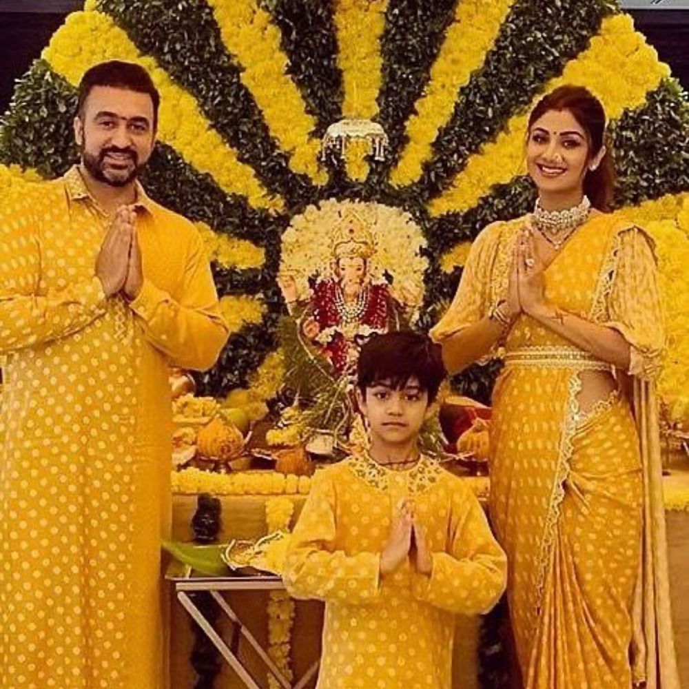 ಶಿಲ್ಪಾ ಶೆಟ್ಟಿ ಅವರು ದೇವರನ್ನು ಸಾಕಷ್ಟು ನಂಬುತ್ತಾರೆ. ಅವರು ಪತಿ ರಾಜ್ ಕುಂದ್ರಾ ಜೊತೆ ಸೇರಿ ಗಣೇಶ ಚತುರ್ಥಿಯನ್ನು ಆಚರಿಸಿಕೊಂಡಿದ್ದಾರೆ. ಈ ಫೋಟೋಗಳು ಗಮನ ಸೆಳೆದಿವೆ. ಎಲ್ಲರೂ ಹಳದಿ ಬಣ್ಣದ ಬಟ್ಟೆಯಲ್ಲಿ ಮಿಂಚುತ್ತಿದ್ದರು ಅನ್ನೋದು ವಿಶೇಷ. 