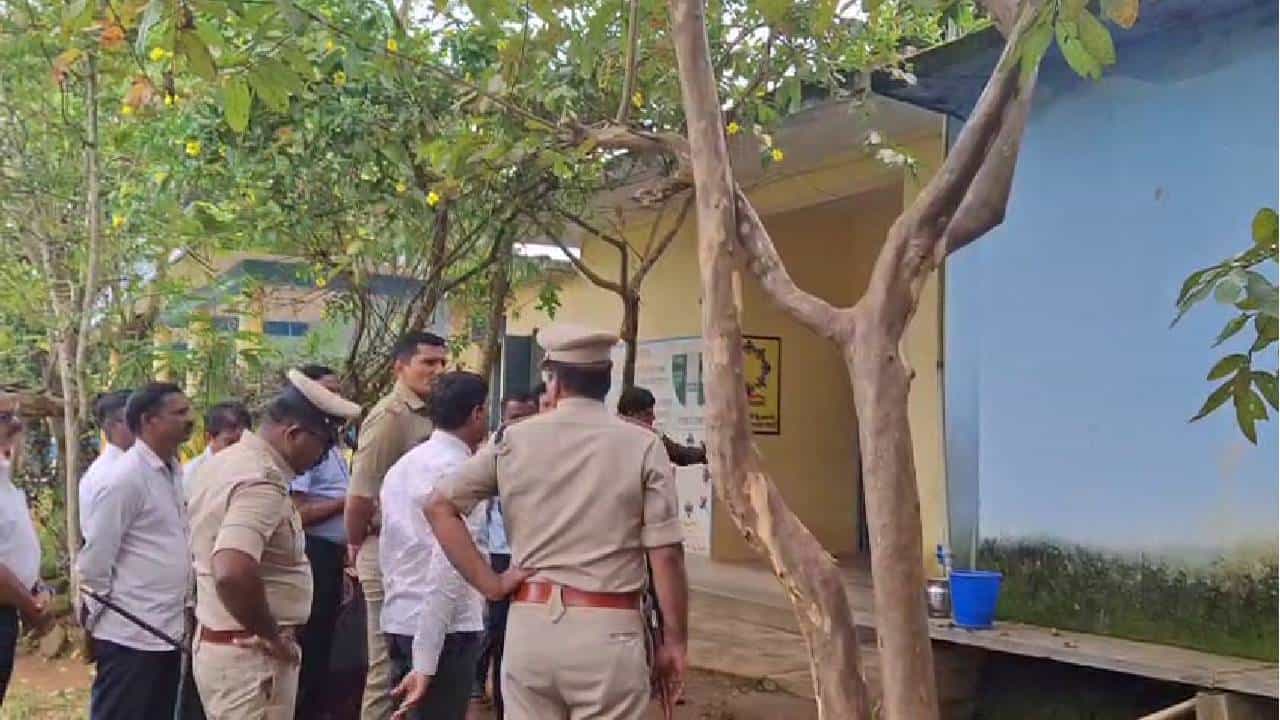 ಶಿವಮೊಗ್ಗ: ಶಾಲೆಯ ನೀರಿನ ಟ್ಯಾಂಕ್ಗೆ ವಿಷ ಬೆರೆಸಿದ ಕೇಸ್ ತನಿಖೆಗೆ 3 ತಂಡ ರಚನೆ ಶಿವಮೊಗ್ಗ: ಶಾಲೆಯ ನೀರಿನ ಟ್ಯಾಂಕ್ಗೆ ವಿಷ ಬೆರೆಸಿದ ಕೇಸ್ ತನಿಖೆಗೆ 3 ತಂಡ ರಚನೆ