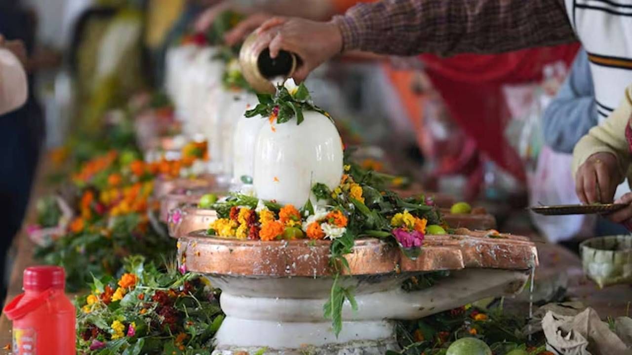 Shravana Maasa: ಶಿವಲಿಂಗಕ್ಕೆ ನೀರನ್ನು ಅರ್ಪಿಸುವ ಈ 3 ರಹಸ್ಯ ನಿಯಮಗಳು ನಿಮಗೆ ತಿಳಿದಿದೆಯೇ? Shravana Maasa: ಶಿವಲಿಂಗಕ್ಕೆ ನೀರನ್ನು ಅರ್ಪಿಸುವ ಈ 3 ರಹಸ್ಯ ನಿಯಮಗಳು ನಿಮಗೆ ತಿಳಿದಿದೆಯೇ?
