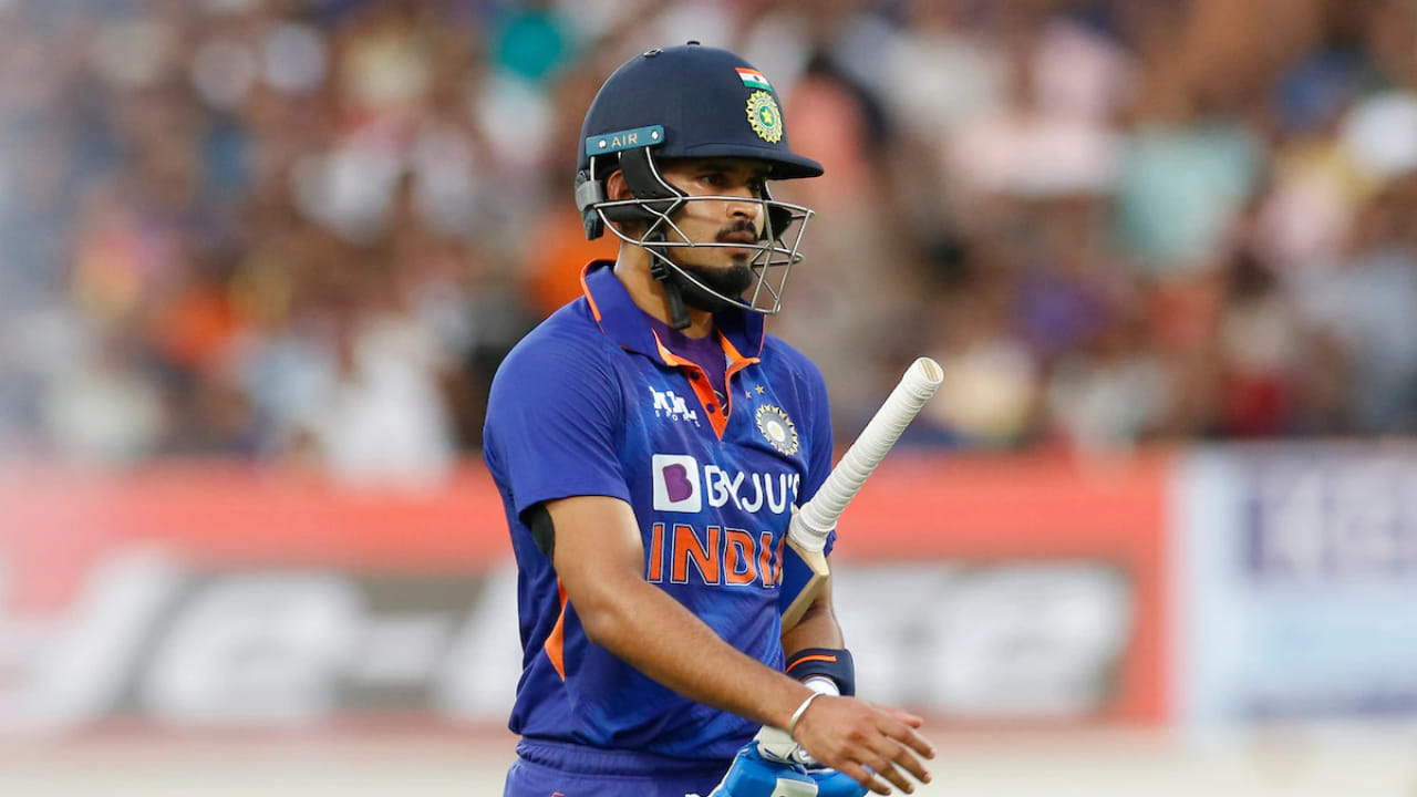 ನಿರೀಕ್ಷೆಯಂತೆ 2025 ರ ಏಷ್ಯಾಕಪ್​ಗೆ ಭಾರತ ತಂಡವನ್ನು ಪ್ರಕಟಿಸಲಾಗಿದೆ. ಸೂರ್ಯಕುಮಾರ್ ಯಾದವ್ ತಂಡವನ್ನು ಮುನ್ನಡೆಸಿದರೆ, ಶುಭ್​ಮನ್ ಗಿಲ್ ಉಪನಾಯಕನಾಗಿ ಕಾಣಿಸಿಕೊಳ್ಳಲಿದ್ದಾರೆ. ಆಯ್ಕೆಯಾಗಿರುವ ತಂಡದಲ್ಲಿ ಈಗಾಗಲೇ ನಿರೀಕ್ಷಿಸಿದ್ದ ಹೆಸರುಗಳೇ ಸೇರಿವೆ. ಆದಾಗ್ಯೂ ಟಿ20 ಕ್ರಿಕೆಟ್​ನಲ್ಲಿ ಅಮೋಘ ಪ್ರದರ್ಶನ ನೀಡಿರುವ ಶ್ರೇಯಸ್ ಅಯ್ಯರ್​ ಅವರನ್ನು ಕಡೆಗಣಿಸಿರುವುದು ಸಾಕಷ್ಟು ಪ್ರಶ್ನೆಗಳನ್ನು ಹುಟ್ಟುಹಾಕಿದೆ.
