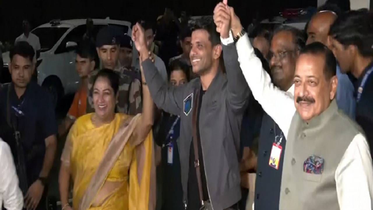 Video: ಭಾರತಕ್ಕೆ ಬಂದಿಳಿದ ಭಾರತೀಯ ಗಗನಯಾತ್ರಿ ಶುಭಾಂಶು ಶುಕ್ಲಾ, ಸಚಿವರಿಂದ ಸ್ವಾಗತ