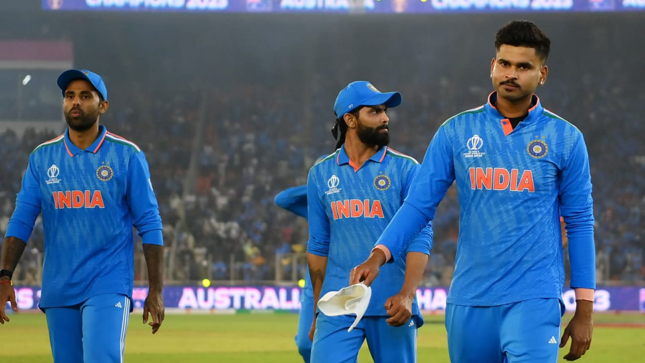 2027ರ ಏಕದಿನ ವಿಶ್ವಕಪ್ ಅನ್ನು ಗಮನದಲ್ಲಿರಿಸಿ ಶೀಘ್ರದಲ್ಲೇ ಟೀಮ್ ಇಂಡಿಯಾದ ನಾಯಕತ್ವ ಬದಲಾಗಲಿದೆ. ಅದರಂತೆ ರೋಹಿತ್ ಶರ್ಮಾ ಅವರ ಉತ್ತರಾಧಿಕಾರಿಯಾಗಿ ಶ್ರೇಯಸ್ ಅಯ್ಯರ್ ಆಯ್ಕೆಯಾಗಲಿದ್ದಾರೆ ಎಂಬ ಮಾತುಗಳು ಕೇಳಿ ಬರುತ್ತಿದೆ. ಇದಕ್ಕೂ ಮುನ್ನ ಶುಭ್​ಮನ್ ಗಿಲ್ ಭಾರತ ಏಕದಿನ ತಂಡದ ನಾಯಕರಾಗಲಿದ್ದಾರೆ ಎನ್ನಲಾಗಿತ್ತು.