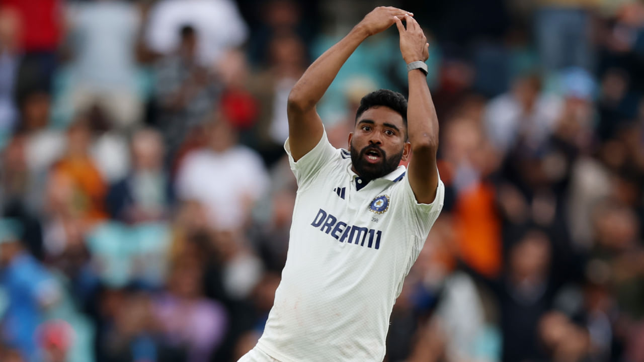 ಲೀಡ್ಸ್‌ ಟೆಸ್ಟ್​​ನಿಂದ ಆರಂಭವಾದ ಟೀಂ ಇಂಡಿಯಾದ ಇಂಗ್ಲೆಂಡ್‌ ಪ್ರವಾಸ ಓವಲ್ ಟೆಸ್ಟ್ ಪಂದ್ಯದೊಂದಿಗೆ ಮುಕ್ತಾಯವಾಯಿತು. ಈ ಪ್ರವಾಸದಲ್ಲಿ ನಡೆದ ಐದಕ್ಕೆ ಐದು ಟೆಸ್ಟ್ ಪಂದ್ಯಗಳಲ್ಲಿ ಟೀಂ ಇಂಡಿಯಾ ಪರ ಆಡಿದ ಏಕೈಕ ವೇಗದ ಬೌಲರ್ ಎಂದರೇ ಅದು ಮೊಹಮ್ಮದ್ ಸಿರಾಜ್. ಅದರಲ್ಲೂ ಬುಮ್ರಾ ಅನುಪಸ್ಥಿತಿಯಲ್ಲಿ ತಂಡದ ವೇಗದ ದಾಳಿಯನ್ನು ಸಿರಾಜ್ ಅಚ್ಚುಕಟ್ಟಾಗಿ ಮುನ್ನಡೆಸಿದರು.