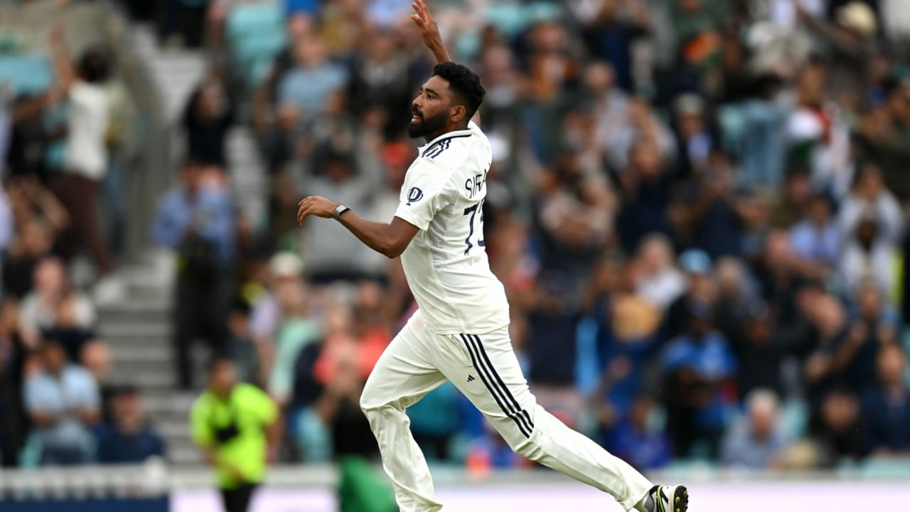 ಒಂದೆಡೆ, ಬುಮ್ರಾ ಸರಣಿಯ 2 ಪಂದ್ಯಗಳನ್ನು ಆಡದಿದ್ದರೂ, ಮತ್ತೊಂದೆಡೆ, ಸಿರಾಜ್ ಮಾತ್ರ ಒಂದೇ ಒಂದು ಪಂದ್ಯದಿಂದ ಹೊರಗುಳಿಯದೆ ತಂಡಕ್ಕೆ ಅಗತ್ಯವಿದ್ದಾಗಲೆಲ್ಲ ವಿಕೆಟ್ ಪಡೆಯುವಲ್ಲಿ ಯಶಸ್ವಿಯಾದರು. ಸಿರಾಜ್ ಅವರ ಈ ಪ್ರದರ್ಶನದಿಂದಲೇ ತಂಡಕ್ಕೆ ಗೆಲುವು ದೊರಕಿತು ಎಂದರೇ ತಪ್ಪಾಗಲಾರದು. ಇದೀಗ ಇದಕ್ಕೆ ಪೂರಕವಾಗಿ ಹೊರಬಿದ್ದಿರುವ ಅಂಕಿಅಂಶಗಳು ಕೂಡ ಸಿರಾಜ್ ಪ್ರದರ್ಶನದ ಮೇಲೆ ತಂಡದ ಸೋಲು ಗೆಲುವು ನಿರ್ಧಾರವಾಗಲಿದೆ ಎಂಬುದನ್ನು ಬಹಿರಂಗಪಡಿಸಿವೆ. 