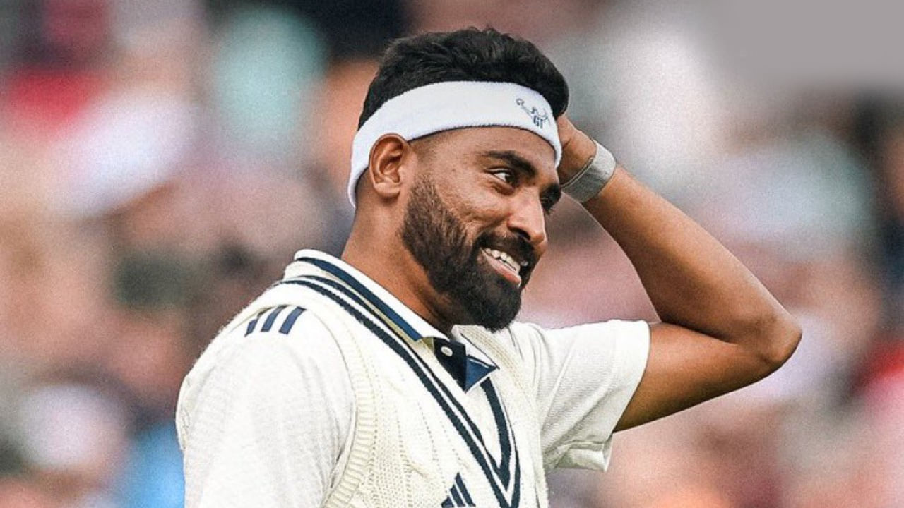 ಭಾರತ ಮತ್ತು ಇಂಗ್ಲೆಂಡ್ ನಡುವಣ ಐದನೇ ಟೆಸ್ಟ್ ಪಂದ್ಯದ ವೇಳೆ ಟೀಮ್ ಇಂಡಿಯಾ ವೇಗಿ ಮೊಹಮ್ಮದ್ ಸಿರಾಜ್ ವೈಟ್ ಹೆಡ್ಬ್ಯಾಂಡ್ ಧರಿಸಿ ಕಣಕ್ಕಿಳಿದಿದ್ದರು. ಲಂಡನ್ನ ಕೆನ್ಸಿಂಗ್ಟನ್ ಓವಲ್ ಮೈದಾನದಲ್ಲಿ ನಡೆಯುತ್ತಿರುವ ಈ ಪಂದ್ಯದ ದ್ವಿತೀಯ ದಿನದಾಟದ ವೇಳೆ ಸಿರಾಜ್ ಹೆಡ್ಬ್ಯಾಂಡ್ ನೊಂದಿಗೆ ಕೆಲ ಓವರ್ಗಳನ್ನು ಸಹ ಎಸೆದಿದ್ದರು.