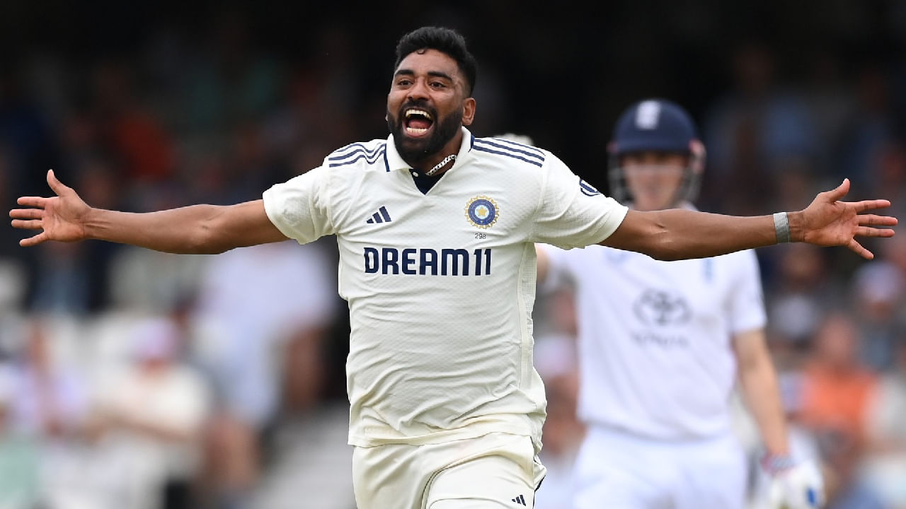 ಆಂಗ್ಲರ ವಿರುದ್ಧ 9 ಇನಿಂಗ್ಸ್​ಗಳಲ್ಲಿ ಬೌಲಿಂಗ್ ಮಾಡಿರುವ ಮೊಹಮ್ಮದ್ ಸಿರಾಜ್ ಒಟ್ಟು  185.3 ಓವರ್​ಗಳನ್ನು ಎಸೆದಿದ್ದಾರೆ. ಈ ವೇಳೆ 1113 ಎಸೆತಗಳಲ್ಲಿ 23 ವಿಕೆಟ್ ಕಬಳಿಸಿದ್ದಾರೆ. ಈ ಮೂಲಕ ಅ್ಯಂಡರ್ಸನ್-ತೆಂಡೂಲ್ಕರ್ ಸರಣಿಯಲ್ಲಿ ಅತ್ಯಧಿಕ ವಿಕೆಟ್ ಕಬಳಿಸಿ ಬೌಲರ್ ಎನಿಸಿಕೊಂಡಿದ್ದಾರೆ.