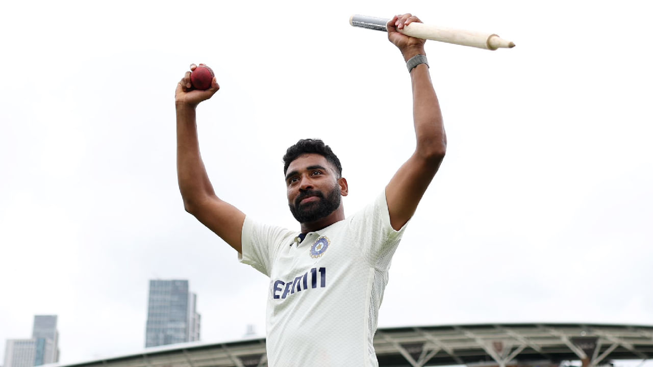 ಅದರಂತೆ ಇಂಗ್ಲೆಂಡ್ ವಿರುದ್ಧದ ಐದನೇ ಟೆಸ್ಟ್ ಪಂದ್ಯದ ದ್ವಿತೀಯ ಇನಿಂಗ್ಸ್​ನಲ್ಲಿ 5 ವಿಕೆಟ್ ಕಬಳಿಸಿ ಮಿಂಚಿರುವ ಮೊಹಮ್ಮದ್ ಸಿರಾಜ್​ಗೆ ಬಿಸಿಸಿಐ 5 ಲಕ್ಷ ರೂ. ನೀಡಲಿದೆ. ಇದರ ಜೊತೆಗೆ 75 ಲಕ್ಷ ರೂ. ಪಂದ್ಯ ಶುಲ್ಕವನ್ನು ಸಹ ಪಡೆಯಲಿದ್ದಾರೆ. ಅಂದರೆ ಟೀಮ್ ಇಂಡಿಯಾ ಪರ ಟೆಸ್ಟ್ ಆಡುವ ಆಟಗಾರನಿಗೆ ಪ್ರತಿ ಪಂದ್ಯಕ್ಕೆ 15 ಲಕ್ಷ ರೂ. ನೀಡಲಾಗುತ್ತದೆ.