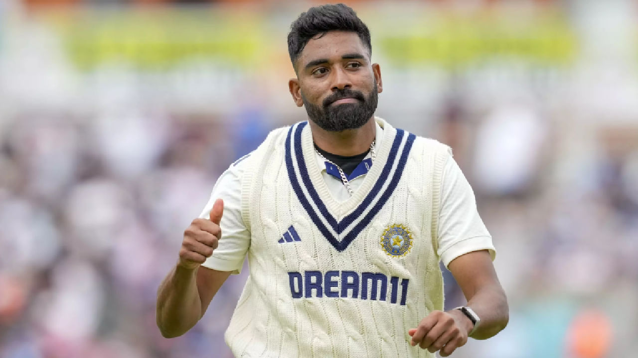 ಇಂಗ್ಲೆಂಡ್ ವಿರುದ್ಧದ ಸರಣಿಯಲ್ಲಿ ಮೊಹಮ್ಮದ್ ಸಿರಾಜ್ 5 ಪಂದ್ಯಗಳಲ್ಲೂ ಕಣಕ್ಕಿಳಿದಿದ್ದರು. ಅದರಂತೆ ಈ ಸರಣಿಯ ಮೂಲಕ ಪಡೆಯಲಿರುವುದು ಬರೋಬ್ಬರಿ 75 ಲಕ್ಷ ರೂ. ಇದರ ಜೊತೆಗೆ ಕೊನೆಯ ಪಂದ್ಯದಲ್ಲಿ ಮಿಂಚಿನ ದಾಳಿ ಸಂಘಟಿಸಿ 5 ವಿಕೆಟ್ ಕಬಳಿಸಿರುವ ಕಾರಣ ಹೆಚ್ಚುವರಿ 5 ಲಕ್ಷ ರೂ. ಅನ್ನು ಸಹ ಬಹುಮಾನವಾಗಿ ಪಡೆಯಲಿದ್ದಾರೆ. ಈ ಮೂಲಕ ಒಂದೇ ಸರಣಿಯ ಮೂಲಕ ಸಿರಾಜ್ 80 ಲಕ್ಷ ರೂ. ಜೇಬಿಗಿಳಿಸಿಕೊಂಡಿದ್ದಾರೆ.