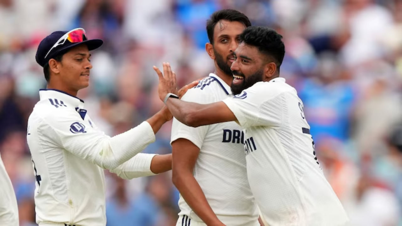 ಸರಣಿಯಲ್ಲಿ 23 ವಿಕೆಟ್ ಉರುಳಿಸಿ ಅತಿ ಹೆಚ್ಚು ವಿಕೆಟ್ ಪಡೆದ ಬೌಲರ್ ಎನಿಸಿಕೊಂಡಿರುವ ಸಿರಾಜ್ ಇದೀಗ ಐಸಿಸಿ ಟೆಸ್ಟ್ ಬೌಲಿಂಗ್ ಶ್ರೇಯಾಂಕದಲ್ಲಿಯೂ ದೊಡ್ಡ ಜಿಗಿತವನ್ನು ಮಾಡಿದ್ದಾರೆ. ಸಿರಾಜ್ ಜೊತೆಗೆ ಕನ್ನಡಿಗ ಪ್ರಸಿದ್ಧ್ ಕೃಷ್ಣ ಅವರ ಶ್ರೇಯಾಂಕವೂ ಸಹ ಸುಧಾರಿಸಿದೆ.