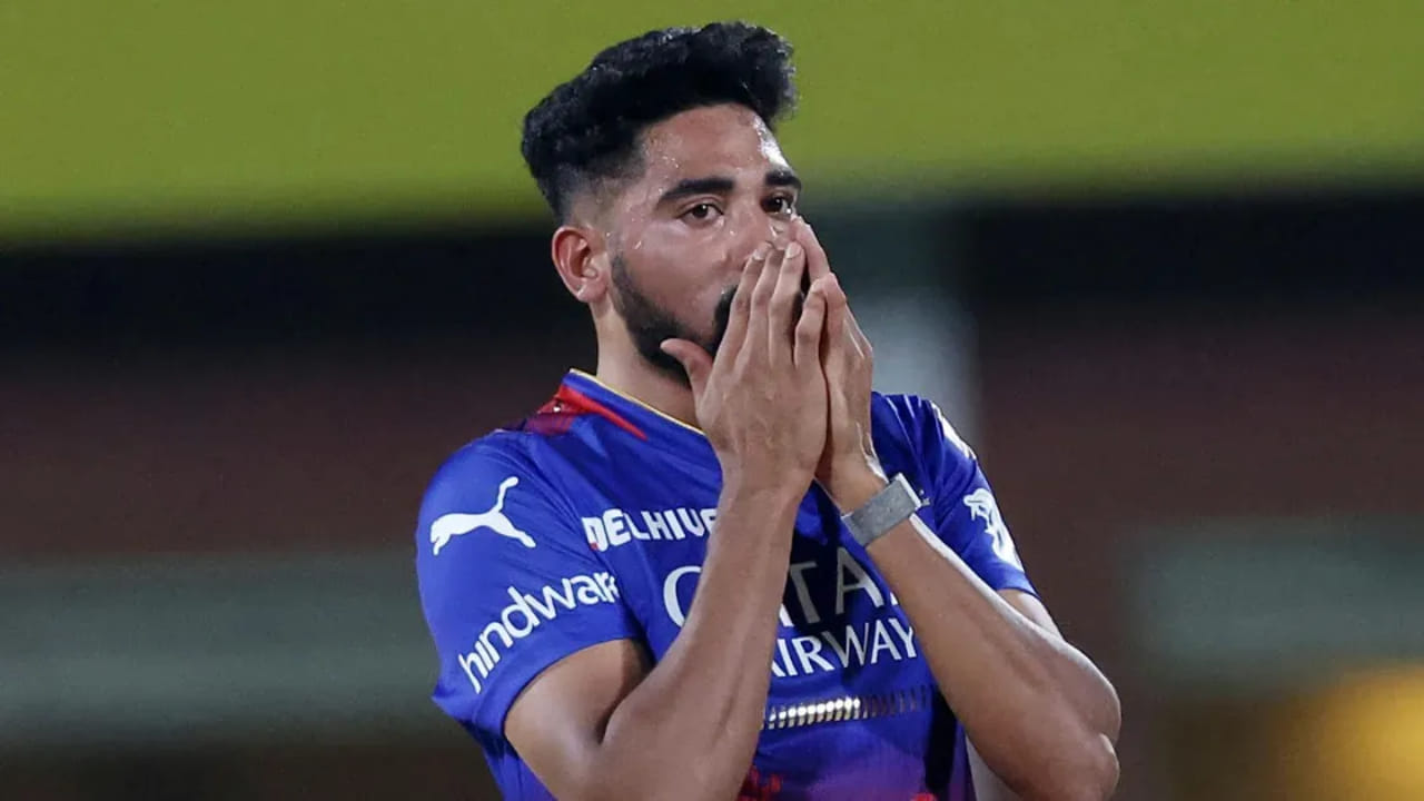 ಕ್ರಿಕ್‌ಬಜ್‌ ಜೊತೆ ಮಾತನಾಡಿದ ಬೊಬಾಟ್, ‘ಸಿರಾಜ್ ಬಹುಶಃ ನಾವು ಹೆಚ್ಚು ಯೋಚಿಸಿದ ಆಟಗಾರ. ಏಕೆಂದರೆ ಐಪಿಎಲ್‌ನಲ್ಲಿ ಭಾರತದ ಬೌಲರ್​ಗಳು ಅದರಲ್ಲೂ ಅಂತರರಾಷ್ಟ್ರೀಯ ಪಂದ್ಯಗಳನ್ನಾಡಿದ ಭಾರತದ ಬೌಲರ್​ಗು ಸಿಗುವುದು ತುಂಬಾ ಕಡಿಮೆ. ಹೀಗಾಗಿ ಸಿರಾಜ್ ಅವರನ್ನು ಉಳಿಸಿಕೊಳ್ಳಬೇಕೆ, ಬಿಡುಗಡೆ ಮಾಡಬೇಕೆ ಅಥವಾ ಆರ್​ಟಿಎಮ್ ಕಾರ್ಡ್​ ಬಳಸಬೇಕೆ ಎಂಬ ಪ್ರತಿಯೊಂದು ಸಂಭಾವ್ಯ ಪರಿಸ್ಥಿತಿಯನ್ನು ನಾವು ಸಿರಾಜ್ ಅವರೊಂದಿಗೆ ಚರ್ಚಿಸಿದ್ದೇವೆ.