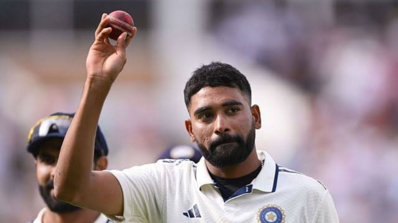 ಐದನೇ ಟೆಸ್ಟ್ ಪಂದ್ಯದಲ್ಲಿ ಒಟ್ಟಾರೆ 9 ವಿಕೆಟ್ ಉರುಳಿಸಿದ ಮೊಹಮ್ಮದ್ ಸಿರಾಜ್​ಗೆ ಪಂದ್ಯಶ್ರೇಷ್ಠ ಪ್ರಶಸ್ತಿಯೂ ಲಭಿಸಿತ್ತು. ಈ ಮೂಲಕ ಐಸಿಸಿ ಪುರುಷರ ಟೆಸ್ಟ್ ಬೌಲಿಂಗ್ ಶ್ರೇಯಾಂಕದಲ್ಲಿ 674 ಅಂಕಗಳನ್ನು ಹೊಂದಿರುವ ಸಿರಾಜ್, ಬರೋಬ್ಬರಿ 12 ಸ್ಥಾನಗಳನ್ನು ಮೇಲೇರುವುದರೊಂದಿಗೆ 15 ನೇ ಸ್ಥಾನವನ್ನು ತಲುಪಿದ್ದಾರೆ.