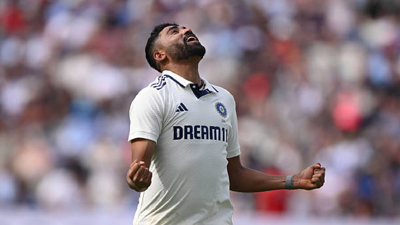 ಇದಕ್ಕೂ ಮುನ್ನ ಮೊಹಮ್ಮದ್ ಸಿರಾಜ್ 2021 ರಲ್ಲಿ ನಡೆದ ಇಂಗ್ಲೆಂಡ್ ವಿರುದ್ಧದ ಸರಣಿಯಲ್ಲಿ 153.2 ಓವರ್ಗಳನ್ನು ಬೌಲಿಂಗ್ ಮಾಡಿದ್ದರು. ಇದಾದ ಬಳಿಕ 2024-25 ರಲ್ಲಿ ನಡೆದ ಬಾರ್ಡರ್-ಗವಾಸ್ಕರ್ ಟೆಸ್ಟ್ ಸರಣಿಯ 5 ಪಂದ್ಯಗಳಲ್ಲಿ ಕಣಕ್ಕಿಳಿಯುವ ಮೂಲಕ ಒಟ್ಟು 157.1 ಓವರ್ಗಳನ್ನು ಎಸೆದಿದ್ದರು. ಇದರ ಬೆನ್ನಲ್ಲೇ ಇದೀಗ ಮತ್ತೊಮ್ಮೆ 150 ಓವರ್ಗಳ ಗಡಿದಾಟಿದ್ದಾರೆ.