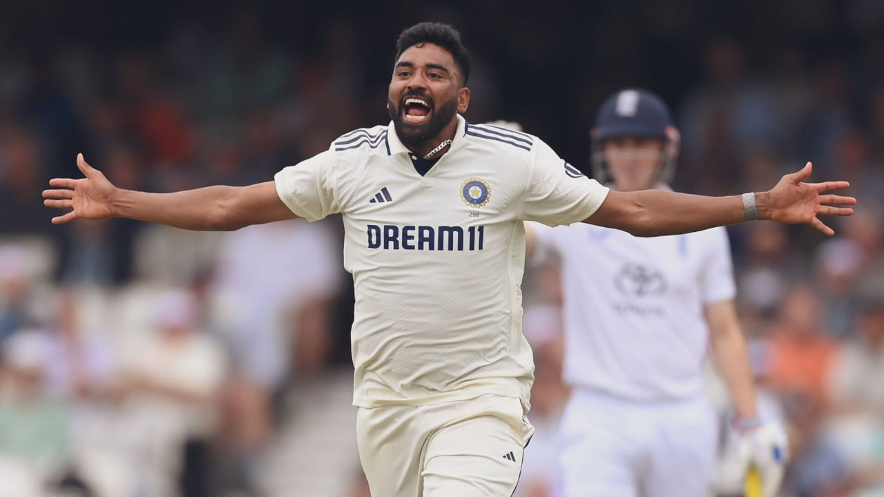 ಓವಲ್ ಟೆಸ್ಟ್ನಲ್ಲಿ ಟೀಂ ಇಂಡಿಯಾದ ಗೆಲುವಿನ ಕಥೆ ಬರೆದಿದ್ದು ವೇಗಿ ಮೊಹಮ್ಮದ್ ಸಿರಾಜ್ ಎಂದರೆ ತಪ್ಪಾಗಲಾರದು. ಐದನೇ ದಿನದಂದು ಉಳಿದ ನಾಲ್ಕು ವಿಕೆಟ್ಗಳಲ್ಲಿ ಮೂರು ವಿಕೆಟ್ಗಳನ್ನು ಕಬಳಿಸಿದ ಸಿರಾಜ್, ಇಂಗ್ಲೆಂಡ್ ಗೆಲುವಿನ ಕನಸಿಗೆ ತಣ್ಣೀರೆರಚಿದರು. ಅಂತಿಮವಾಗಿ ಆತಿಥೇಯ ಇಂಗ್ಲೆಂಡ್ ಟೆಸ್ಟ್ ಸರಣಿಯನ್ನು ಡ್ರಾದಲ್ಲಿ ಅಂತ್ಯಗೊಳಿಸಿದ ನಿರಾಶೆಯಲ್ಲಿದ್ದರೆ, ಇತ್ತ ಟೀಂ ಇಂಡಿಯಾ ಸರಣಿ ಸೋಲಿನಿಂದ ಪಾರಾಯಿತು.