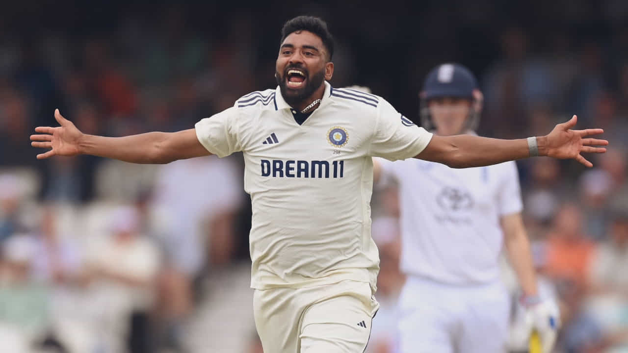 ಓವಲ್ ಟೆಸ್ಟ್ನಲ್ಲಿ ಟೀಂ ಇಂಡಿಯಾದ ಗೆಲುವಿನ ಕಥೆ ಬರೆದಿದ್ದು ವೇಗಿ ಮೊಹಮ್ಮದ್ ಸಿರಾಜ್ ಎಂದರೆ ತಪ್ಪಾಗಲಾರದು. ಐದನೇ ದಿನದಂದು ಉಳಿದ ನಾಲ್ಕು ವಿಕೆಟ್ಗಳಲ್ಲಿ ಮೂರು ವಿಕೆಟ್ಗಳನ್ನು ಕಬಳಿಸಿದ ಸಿರಾಜ್, ಇಂಗ್ಲೆಂಡ್ ಗೆಲುವಿನ ಕನಸಿಗೆ ತಣ್ಣೀರೆರಚಿದರು. ಅಂತಿಮವಾಗಿ ಆತಿಥೇಯ ಇಂಗ್ಲೆಂಡ್ ಟೆಸ್ಟ್ ಸರಣಿಯನ್ನು ಡ್ರಾದಲ್ಲಿ ಅಂತ್ಯಗೊಳಿಸಿದ ನಿರಾಶೆಯಲ್ಲಿದ್ದರೆ, ಇತ್ತ ಟೀಂ ಇಂಡಿಯಾ ಸರಣಿ ಸೋಲಿನಿಂದ ಪಾರಾಯಿತು.