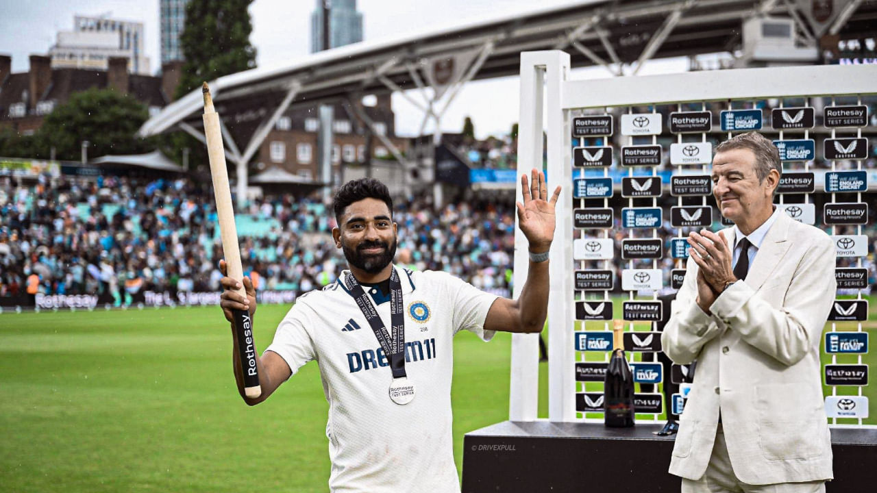 ಇಂಗ್ಲೆಂಡ್‌ ಪ್ರವಾಸದಲ್ಲಿ ತನ್ನ ಮಾರಕ ದಾಳಿಯ ಮೂಲಕವೇ ಸಂಚಲನ ಮೂಡಿಸಿದ್ದ ಟೀಂ ಇಂಡಿಯಾ ವೇಗಿ ಮೊಹಮ್ಮದ್ ಸಿರಾಜ್​ಗೆ ಇದೀಗ ಐಸಿಸಿ ಕೂಡ ಟೆಸ್ಟ್ ಬೌಲರ್​ಗಳ ಶ್ರೇಯಾಂಕದಲ್ಲಿ ಭರ್ಜರಿ ಮುಂಬಡ್ತಿ ನೀಡಿದೆ. 23 ವಿಕೆಟ್​ಗಳೊಂದಿಗೆ ಆಂಗ್ಲ ಪ್ರವಾಸವನ್ನು ಮುಗಿಸಿರುವ ಸಿರಾಜ್ ಇದೀಗ ಐಸಿಸಿ ರ್ಯಾಂಕಿಂಗ್​ನಲ್ಲಿ ಬರೋಬ್ಬರಿ 12 ಸ್ಥಾನ ಮೇಲೇರಿದ್ದಾರೆ.
