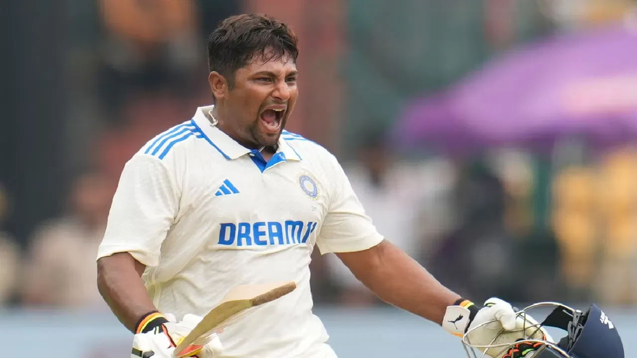 ಭಾರತ ಟೆಸ್ಟ್ ತಂಡದಿಂದ ಹೊರಬಿದ್ದಿರುವ ಸರ್ಫರಾಝ್ ಖಾನ್ (Sarfaraz Khan) ದೇಶೀಯ ಅಂಗಳದಲ್ಲಿ ತಮ್ಮ ಆರ್ಭಟ ಶುರು ಮಾಡಿದ್ದಾರೆ. ಅದು ಕೂಡ ಬ್ಯಾಕ್ ಟು ಬ್ಯಾಕ್ ಶತಕ ಸಿಡಿಸುವ ಮೂಲಕ ಎಂಬುದು ವಿಶೇಷ. ಪ್ರಸ್ತುತ ನಡೆಯುತ್ತಿರುವ ಬುಚ್ಚಿ ಬಾಬು ಟೂರ್ನಮೆಂಟ್‌ನಲ್ಲಿ ಸರ್ಫರಾಝ್ ಸತತ 2 ಶತಕಗಳನ್ನು ಬಾರಿಸಿದ್ದಾರೆ.