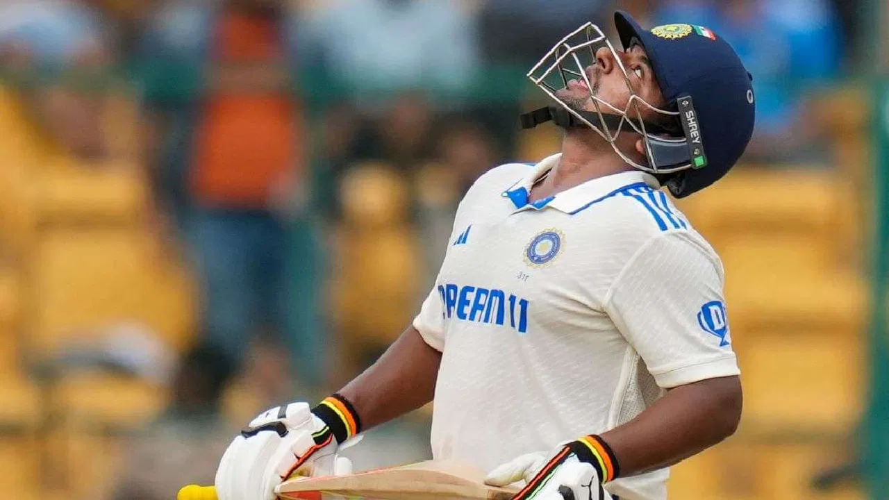 ಇದೀಗ ಹರ್ಯಾಣ ವಿರುದ್ಧದ ಪಂದ್ಯದಲ್ಲೂ ಸರ್ಫರಾಝ್ ಖಾನ್ ಮೂರಂಕಿ ಮೊತ್ತ ಗಳಿಸಿದ್ದಾರೆ. ಈ ಪಂದ್ಯದಲ್ಲಿ ಮೊದಲು ಬ್ಯಾಟ್ ಮಾಡಿದ ಮುಂಬೈ ತಂಡವು ಕೇವಲ 84 ರನ್​ಗಳಿಗೆ 4 ವಿಕೆಟ್ ಕಳೆದುಕೊಂಡು ಸಂಕಷ್ಟಕ್ಕೆ ಸಿಲುಕಿತ್ತು. ಈ ಹಂತದಲ್ಲಿ ಕಣಕ್ಕಿಳಿದ ಸರ್ಫರಾಝ್ ಖಾನ್ ಜವಾಬ್ದಾರಿಯುತ ಬ್ಯಾಟಿಂಗ್ ಪ್ರದರ್ಶಿಸಿದರು.