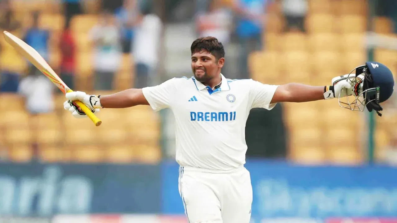 ಸದ್ಯ ಬ್ಯಾಕ್ ಟು ಬ್ಯಾಕ್ ಶತಕ ಸಿಡಿಸುವ ಮೂಲಕ ಸರ್ಫರಾಝ್ ಖಾನ್ ಮತ್ತೆ ಟೀಮ್ ಇಂಡಿಯಾದ ಕದ ತಟ್ಟಿದ್ದಾರೆ. ಅಲ್ಲದೆ ಮುಂಬರುವ ದುಲೀಪ್ ಟ್ರೋಫಿ ಟೂರ್ನಿಯಲ್ಲೂ ಇದೇ ಫಾರ್ಮ್ ಮುಂದುವರೆಸಿ ಭಾರತ ಟೆಸ್ಟ್ ತಂಡದಲ್ಲಿ ಮತ್ತೆ ಸ್ಥಾನ ಪಡೆಯುವ ವಿಶ್ವಾಸದಲ್ಲಿದ್ದಾರೆ.