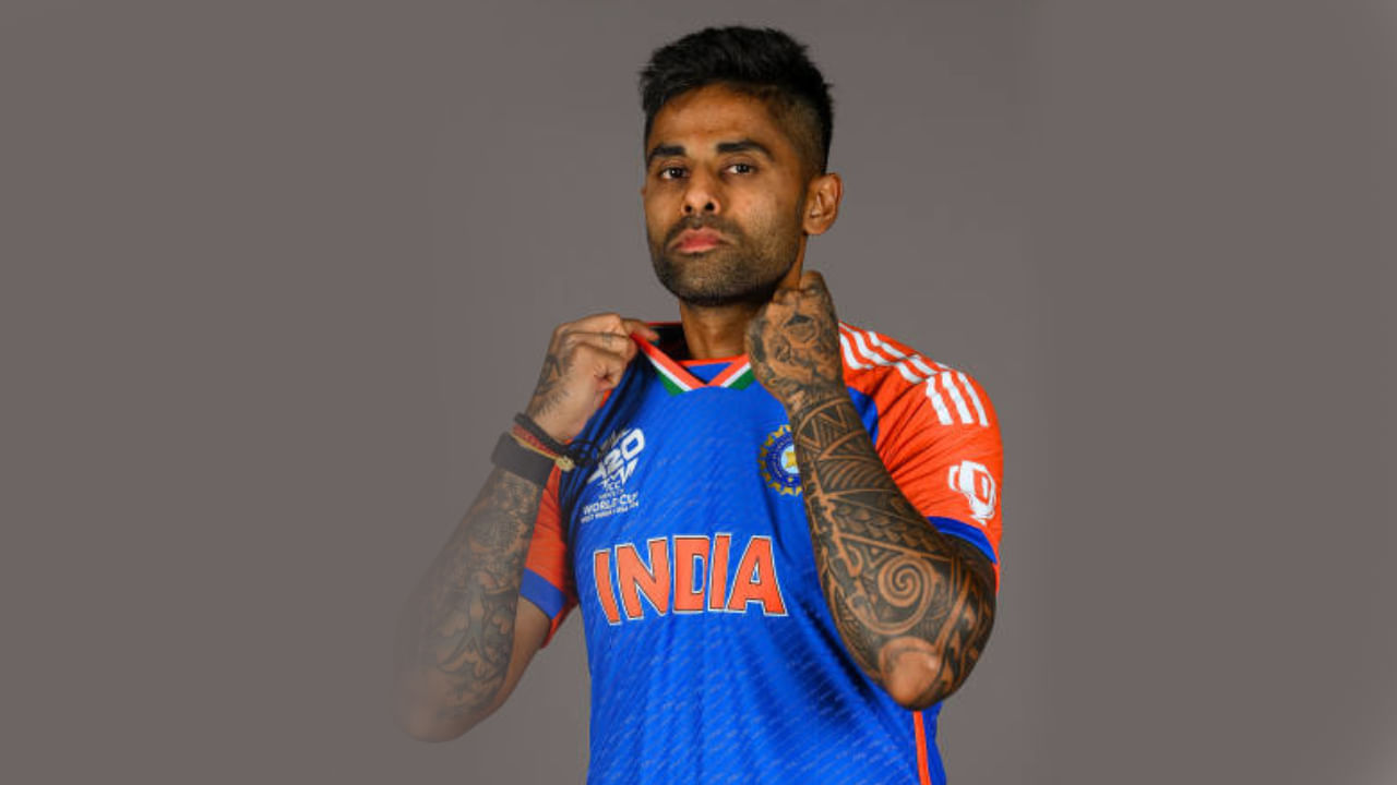 ಹಾಗೆಯೇ ನಾಯಕನಾಗಿ ಸೂರ್ಯಕುಮಾರ್ ಯಾದವ್ ಕಾಣಿಸಿಕೊಳ್ಳುವುದು ಖಚಿತವಾಗಿದೆ. ಕಳೆದ ಕೆಲ ತಿಂಗಳಿಂದ ಮೈದಾನದಿಂದ ಹೊರಗುಳಿದಿದ್ದ ಸೂರ್ಯಕುಮಾರ್ ಇದೀಗ ಸಂಪೂರ್ಣ ಫಿಟ್​ನೆಸ್ ಸಾಧಿಸಿದ್ದಾರೆ. ಅಲ್ಲದೆ ಬ್ಯಾಟಿಂಗ್ ಅಭ್ಯಾಸವನ್ನು ಸಹ ಆರಂಭಿಸಿದ್ದಾರೆ. ಹೀಗಾಗಿ ಏಷ್ಯಾಕಪ್​ನಲ್ಲಿ ಟೀಮ್ ಇಂಡಿಯಾವನ್ನು ಸೂರ್ಯಕುಮಾರ್ ಯಾದವ್ ಮುನ್ನಡೆಸುವುದು ಖಚಿತ.