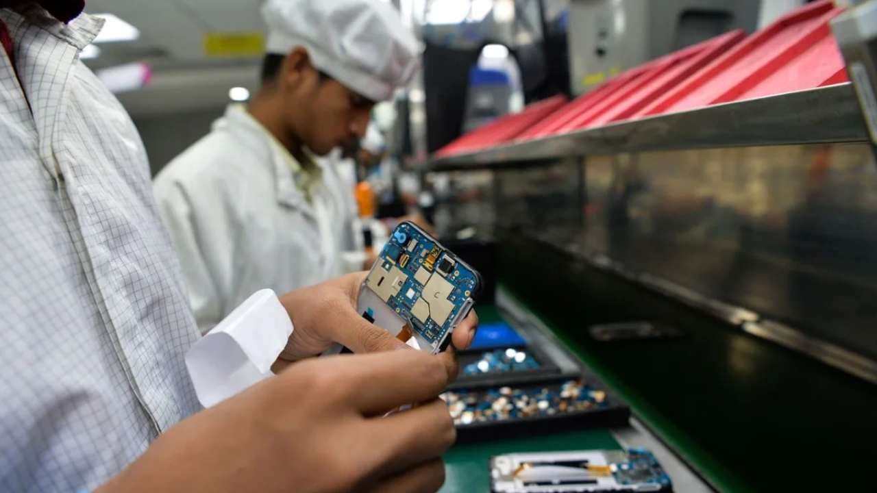 ಭಾರತದಲ್ಲಿ ಎಲೆಕ್ಟ್ರಾನಿಕ್ಸ್ ಉದ್ಯಮ ಯಶೋಗಾಥೆ: 11 ವರ್ಷದಲ್ಲಿ 6 ಪಟ್ಟು ಹೆಚ್ಚಿದ ತಯಾರಿಕೆ, 8 ಪಟ್ಟು ಹೆಚ್ಚಿದ ರಫ್ತು ಭಾರತದಲ್ಲಿ ಎಲೆಕ್ಟ್ರಾನಿಕ್ಸ್ ಉದ್ಯಮ ಯಶೋಗಾಥೆ: 11 ವರ್ಷದಲ್ಲಿ 6 ಪಟ್ಟು ಹೆಚ್ಚಿದ ತಯಾರಿಕೆ, 8 ಪಟ್ಟು ಹೆಚ್ಚಿದ ರಫ್ತು