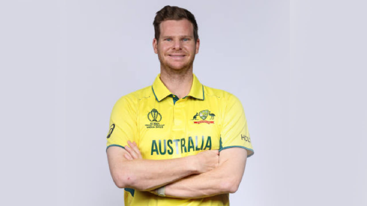 ಆಸ್ಟ್ರೇಲಿಯಾ ಪರ 170 ಏಕದಿನ ಪಂದ್ಯಗಳನ್ನಾಡಿರುವ ಸ್ಟೀವ್ ಸ್ಮಿತ್ 155 ಇನಿಂಗ್ಸ್​ಗಳಲ್ಲಿ ಬ್ಯಾಟ್ ಬೀಸಿದ್ದಾರೆ. ಈ ವೇಳೆ 12 ಶತಕ ಹಾಗೂ 35 ಅರ್ಧಶತಕಗಳೊಂದಿಗೆ ಒಟ್ಟು 5800 ರನ್ ಕಲೆಹಾಕಿದ್ದಾರೆ. ಇನ್ನು ಸ್ಮಿತ್ ಅವರನ್ನು ಕಳೆದ ಟಿ20 ವಿಶ್ವಕಪ್ ವೇಳೆ ಆಯ್ಕೆಗೆ ಪರಿಗಣಿಸಲಾಗಿಲ್ಲ. ಇದಾಗ್ಯೂ ಅವರು ಟಿ20 ಮತ್ತು ಟೆಸ್ಟ್ ತಂಡಗಳಲ್ಲಿ ಮುಂದುವರೆಯುವುದಾಗಿ ತಿಳಿಸಿದ್ದಾರೆ. ಅದರಂತೆ ಮುಂಬರುವ ದಿನಗಳಲ್ಲಿ ಸ್ಮಿತ್ ಆಸ್ಟ್ರೇಲಿಯಾ ಟೆಸ್ಟ್ ತಂಡದಲ್ಲಿ ಮಾತ್ರ ಕಾಣಿಸಿಕೊಳ್ಳುವ ಸಾಧ್ಯತೆಯಿದೆ.