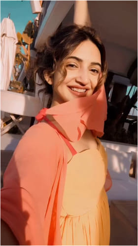 ಬಣ್ಣ ಬಣ್ಣದ ಬಟ್ಟೆ ಧರಿಸಿ ನಲಿದಾಡಿದ ಶ್ರೀಲೀಲಾ