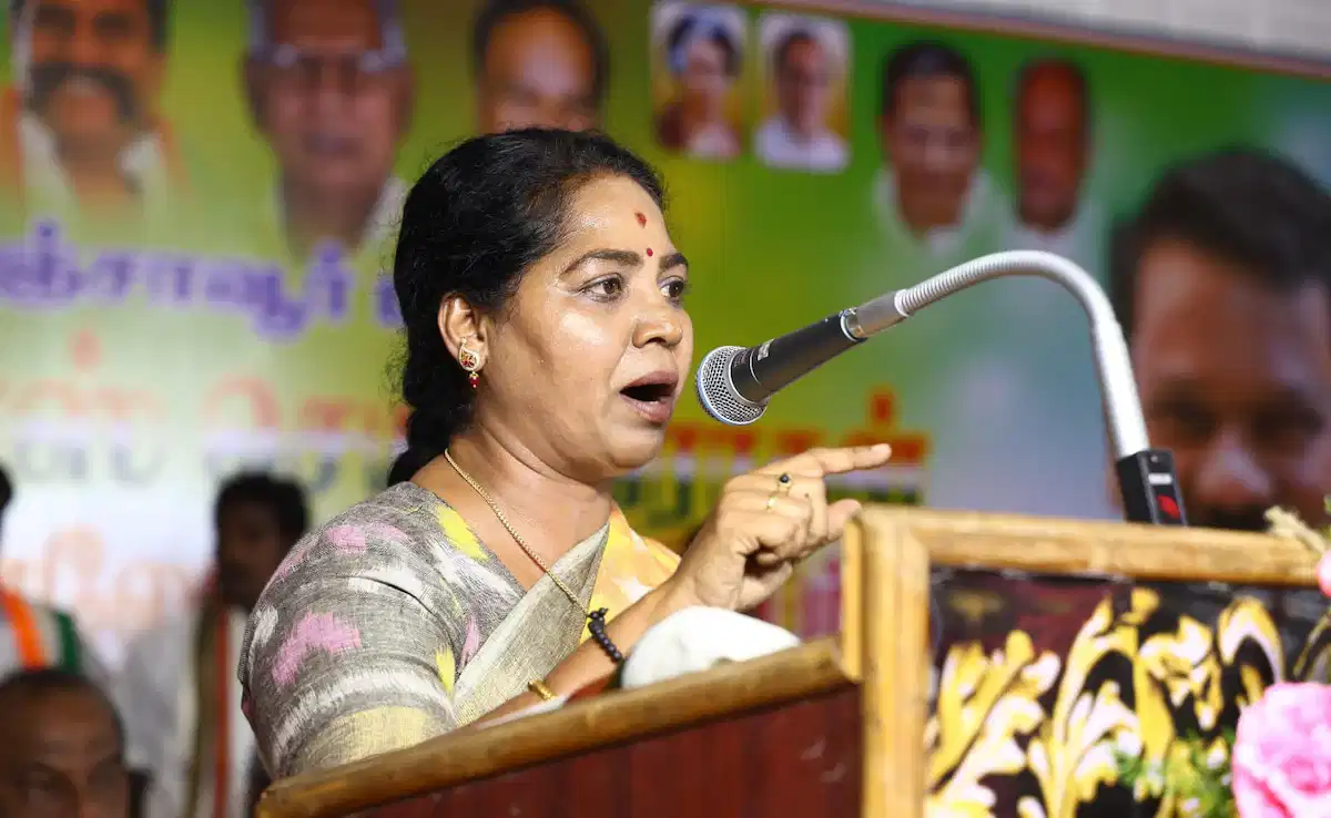 ದೆಹಲಿ: ಜಾಗಿಂಗ್ಗೆ ಹೋಗಿದ್ದ ಕಾಂಗ್ರೆಸ್ ಸಂಸದೆಯ ಸರ ದೋಚಿ ಪರಾರಿಯಾದ ಕಳ್ಳ ದೆಹಲಿ: ಜಾಗಿಂಗ್ಗೆ ಹೋಗಿದ್ದ ಕಾಂಗ್ರೆಸ್ ಸಂಸದೆಯ ಸರ ದೋಚಿ ಪರಾರಿಯಾದ ಕಳ್ಳ