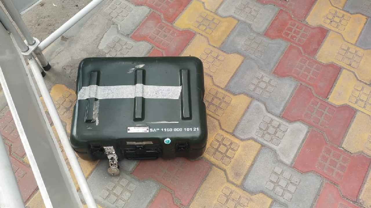 ಕೆ.ಆರ್ ಪುರ ಮೇಟ್ರೋ ಸ್ಟೇಷನ್ ಬಳಿ ಕೆಲಕಾಲ ಆತಂಕ ಸೃಷ್ಟಿದ ಸೂಟ್ಕೇಸ್ ಕೆ.ಆರ್ ಪುರ ಮೇಟ್ರೋ ಸ್ಟೇಷನ್ ಬಳಿ ಕೆಲಕಾಲ ಆತಂಕ ಸೃಷ್ಟಿದ ಸೂಟ್ಕೇಸ್