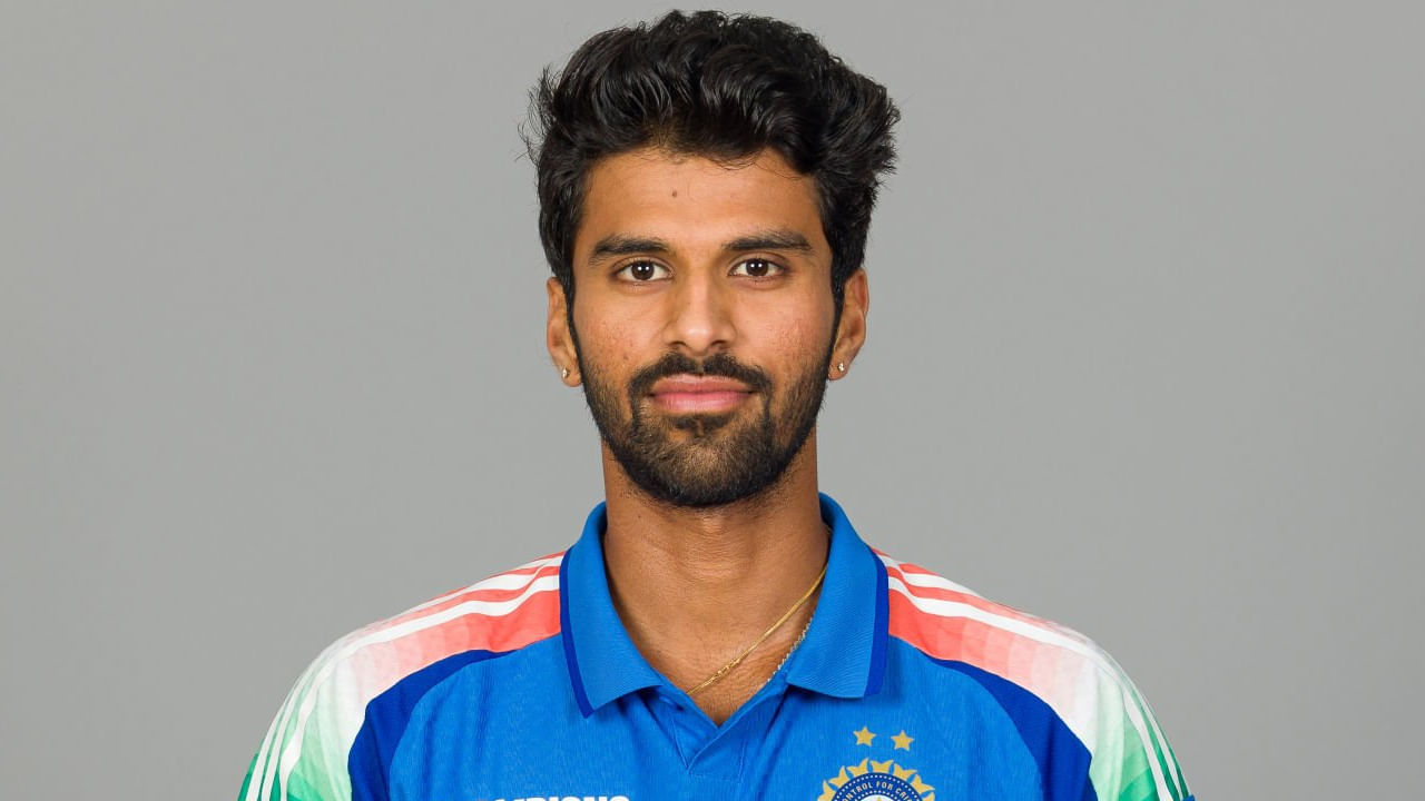 ವಾಷಿಂಗ್ಟನ್ ಸುಂದರ್: ಏಷ್ಯಾಕಪ್​ಗೆ ಸ್ಪಿನ್ ಆಲ್​ರೌಂಡರ್​ಗಳಾಗಿ ಅಕ್ಷರ್ ಪಟೇಲ್ ಆಯ್ಕೆಯಾಗಿದ್ದಾರೆ. ಅಲ್ಲದೆ ಪರಿಪೂರ್ಣ ಸ್ಪಿನ್ನರ್​ಗಳಾಗಿ ಕುಲ್ದೀಪ್ ಯಾದವ್ ಹಾಗೂ ವರುಣ್ ಚಕ್ರವರ್ತಿ ಸ್ಥಾನ ಪಡೆದಿದ್ದಾರೆ. ಹೀಗಾಗಿ ವಾಷಿಂಗ್ಟನ್ ಸುಂದರ್ ಈ ಬಾರಿ ಮೀಸಲು ಆಟಗಾರರ ಪಟ್ಟಿಯಲ್ಲಿ ಕಾಣಿಸಿಕೊಂಡಿದ್ದಾರೆ,