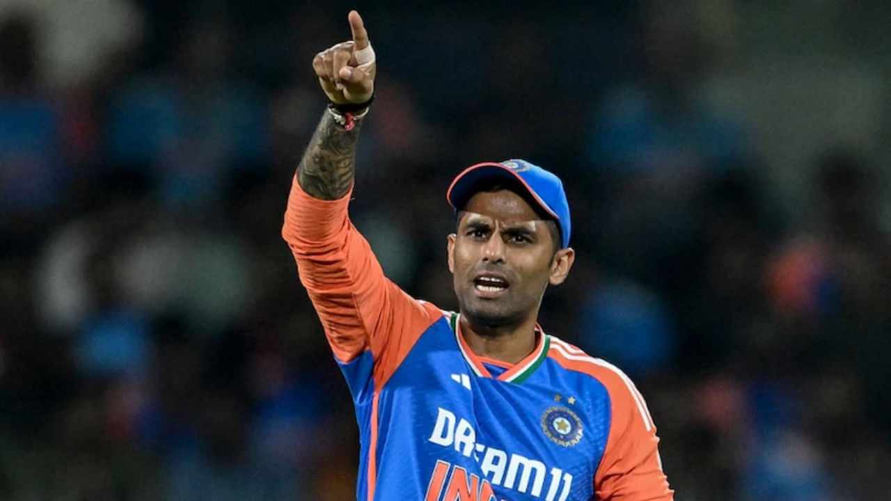 ಭಾರತೀಯ ಟಿ20 ತಂಡದ ನಾಯಕ ಸೂರ್ಯಕುಮಾರ್ ಯಾದವ್ ಕೆಲವು ವಾರಗಳ ಹಿಂದೆ ಹರ್ನಿಯಾ ಶಸ್ತ್ರಚಿಕಿತ್ಸೆಗೆ ಒಳಗಾಗಿದ್ದರು ಮತ್ತು ಅಂದಿನಿಂದ ಪುನರ್ವಸತಿಗೆ ಒಳಗಾಗುತ್ತಿದ್ದಾರೆ. ಕೆಲವು ದಿನಗಳ ಹಿಂದೆ ಸೂರ್ಯ ಬೆಂಗಳೂರಿನಲ್ಲಿರುವ ಎನ್ಸಿಎಯಲ್ಲಿ ರಿಹ್ಯಾಬ್ನಲ್ಲಿದ್ದರು. ಇದೀಗ ವೈದ್ಯಕೀಯ ತಂಡವು ಅವರ ಫಿಟ್ನೆಸ್ ಪರೀಕ್ಷೆಯನ್ನು ನಡೆಸಿದೆ ಎಂದು ಇಂಗ್ಲಿಷ್ ಪತ್ರಿಕೆ ದಿ ಇಂಡಿಯನ್ ಎಕ್ಸ್ಪ್ರೆಸ್ನಲ್ಲಿನ ವರದಿ ಬಹಿರಂಗಪಡಿಸಿದೆ.