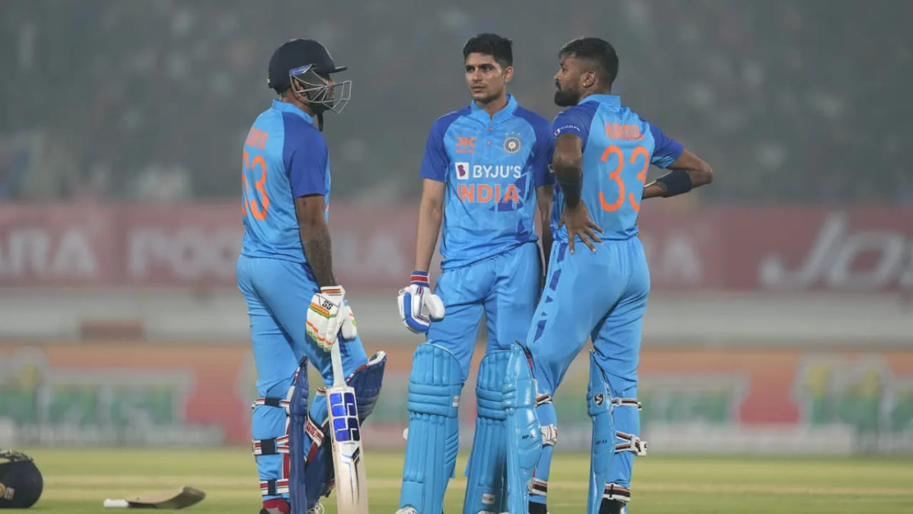 ಅಜಿತ್ ಅಗರ್ಕರ್ ನೇತೃತ್ವದ ಹಿರಿಯ ಆಯ್ಕೆ ಸಮಿತಿಯು ಆಗಸ್ಟ್ 19 ರ ಮಂಗಳವಾರ ಸಭೆ ಸೇರಿ ಸೆಪ್ಟೆಂಬರ್ 9 ರಿಂದ ಸೆಪ್ಟೆಂಬರ್ 28 ರವರೆಗೆ ನಡೆಯಲಿರುವ ಏಷ್ಯಾಕಪ್ಗಾಗಿ ತಂಡವನ್ನು ಆಯ್ಕೆ ಮಾಡುತ್ತದೆ. ಸೂರ್ಯ ಅವರ ಮರಳುವಿಕೆ ಅವರ ಕೆಲವು ಸಮಸ್ಯೆಗಳನ್ನು ಕಡಿಮೆ ಮಾಡಿದ್ದರೂ, ಸ್ಟಾರ್ ಬ್ಯಾಟ್ಸ್ಮನ್ ಮತ್ತು ಟೆಸ್ಟ್ ತಂಡದ ನಾಯಕ ಶುಭಮನ್ ಗಿಲ್ಗೆ ಅವಕಾಶ ನೀಡಲಾಗುತ್ತದೆಯೇ ಎಂಬ ಪ್ರಶ್ನೆ ಇನ್ನೂ ಉಳಿದಿದೆ? ಸೂರ್ಯ ಫಿಟ್ ಆಗಿಲ್ಲದಿದ್ದರೆ, ಗಿಲ್ ಅವರನ್ನು ನಾಯಕನಾಗಿ ತಂಡದಲ್ಲಿ ಸೇರಿಸಿಕೊಳ್ಳಬಹುದು ಎಂದು ನಂಬಲಾಗಿತ್ತು. ಆದರೆ ಈಗ ಅವರ ಆಯ್ಕೆಯೂ ಸದ್ಯಕ್ಕೆ ಖಚಿತವಾಗಿಲ್ಲ.