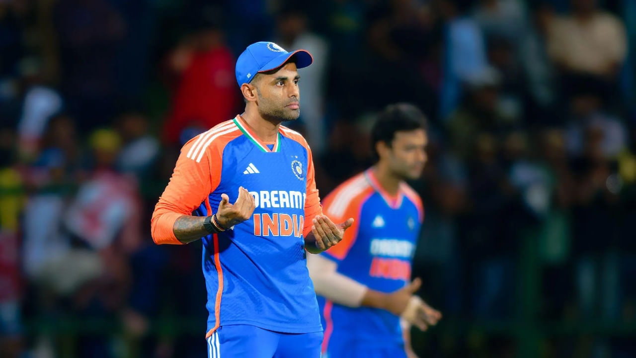 ಇತ್ತ ಹಾಲಿ ಚಾಂಪಿಯನ್ ಟೀಂ ಇಂಡಿಯಾ ಕೂಡ ಆಗಸ್ಟ್ 20ರೊಳಗೆ ಟೀಂ ಇಂಡಿಯಾವನ್ನು ಪ್ರಕಟಿಸುವ ಸಾಧ್ಯತೆಗಳಿವೆ. ಅದಕ್ಕೂ ಮುನ್ನ ತಂಡಕ್ಕೆ ಸಿಹಿ ಸುದ್ದಿಯೊಂದು ಸಿಕ್ಕಿದೆ. ಇಂಜುರಿಯಿಂದಾಗಿ ಏಷ್ಯಾಕಪ್ನಲ್ಲಿ ಆಡುವ ಬಗ್ಗೆ ಅನುಮಾನ ಮೂಡಿಸಿದ್ದ ಟಿ20 ತಂಡದ ನಾಯಕ ಸೂರ್ಯಕುಮಾರ್ ಯಾದವ್ ಫಿಟ್ನೆಸ್ ಪರೀಕ್ಷೆಯಲ್ಲಿ ಪಾಸಾಗಿದ್ದಾರೆ ಎಂಬ ಮಾಹಿತಿ ಹೊರಬಿದ್ದಿದೆ.